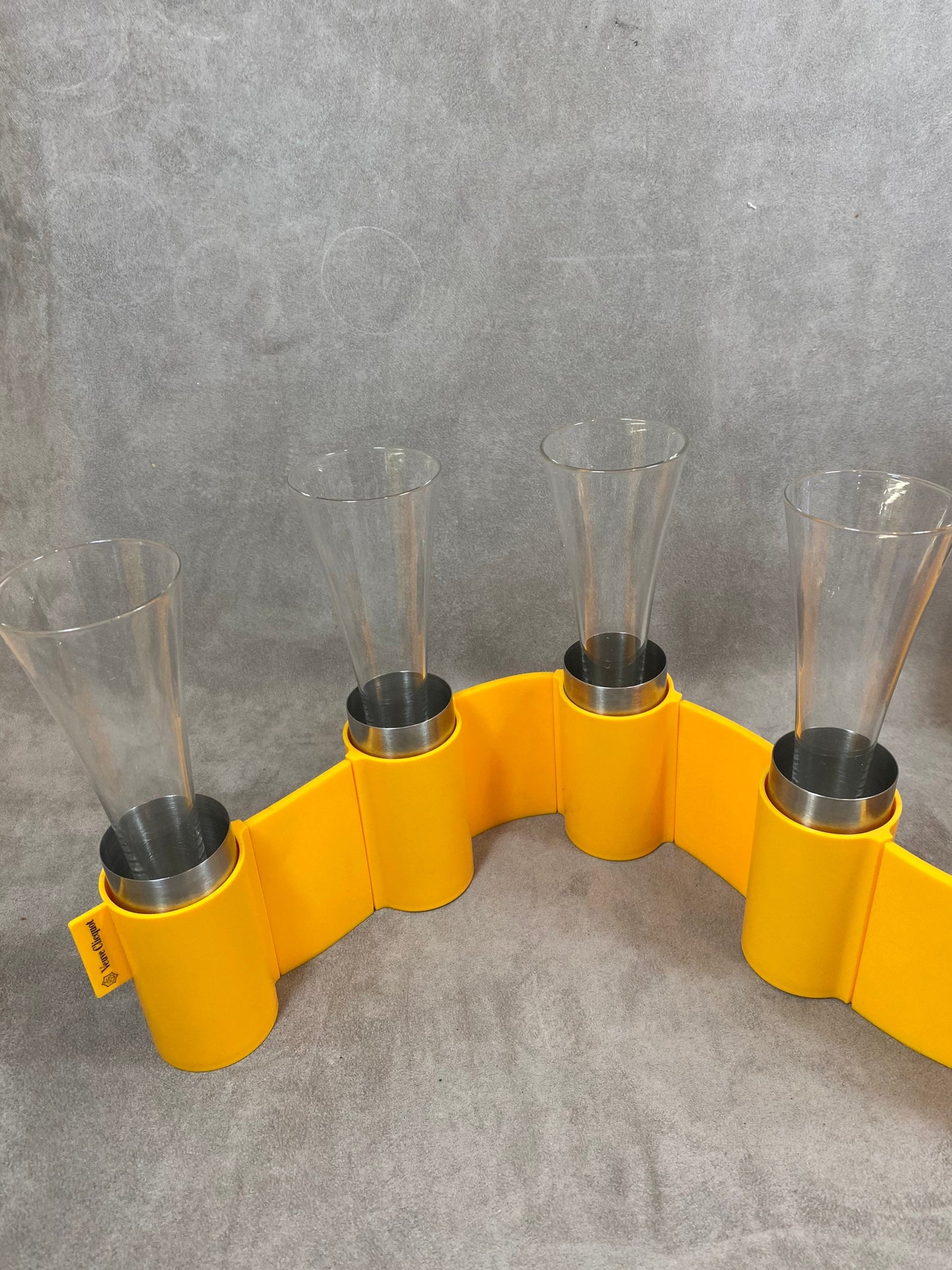 VERY RARE Veuve Clicquot Chemin de table de la gamme Trendy avec un porte flutes integré autour et un lot de 6 flutes trendy Made in France