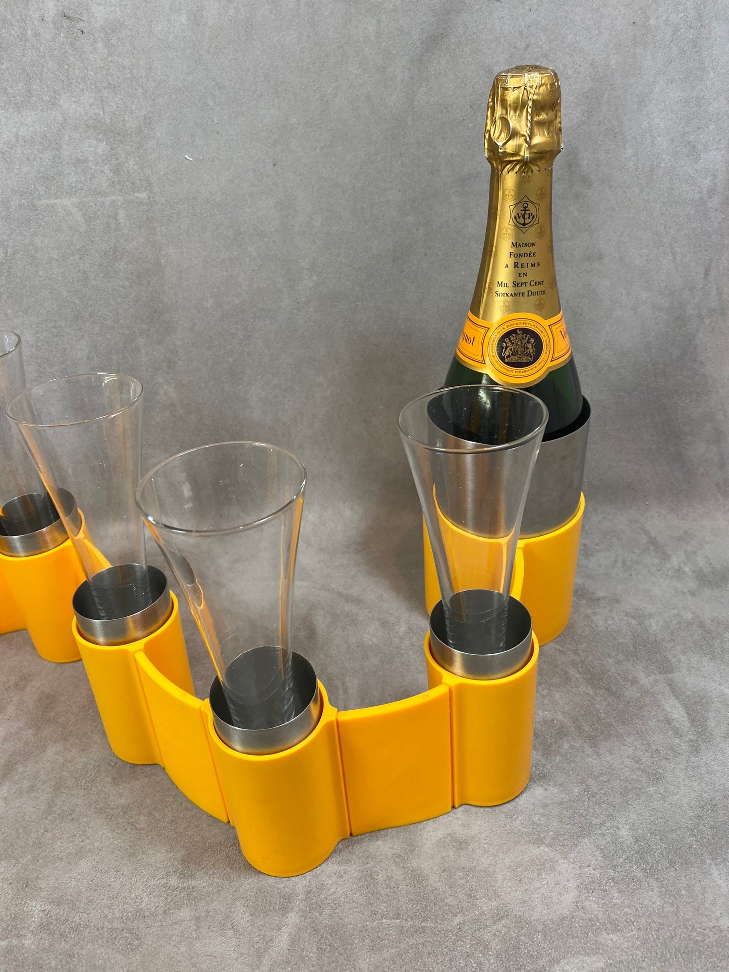 SEHR SELTENER Veuve Clicquot Tischläufer aus der Trendy-Reihe mit integriertem Flötenhalter und einem Set mit 6 trendigen Flöten. Hergestellt in Frankreich