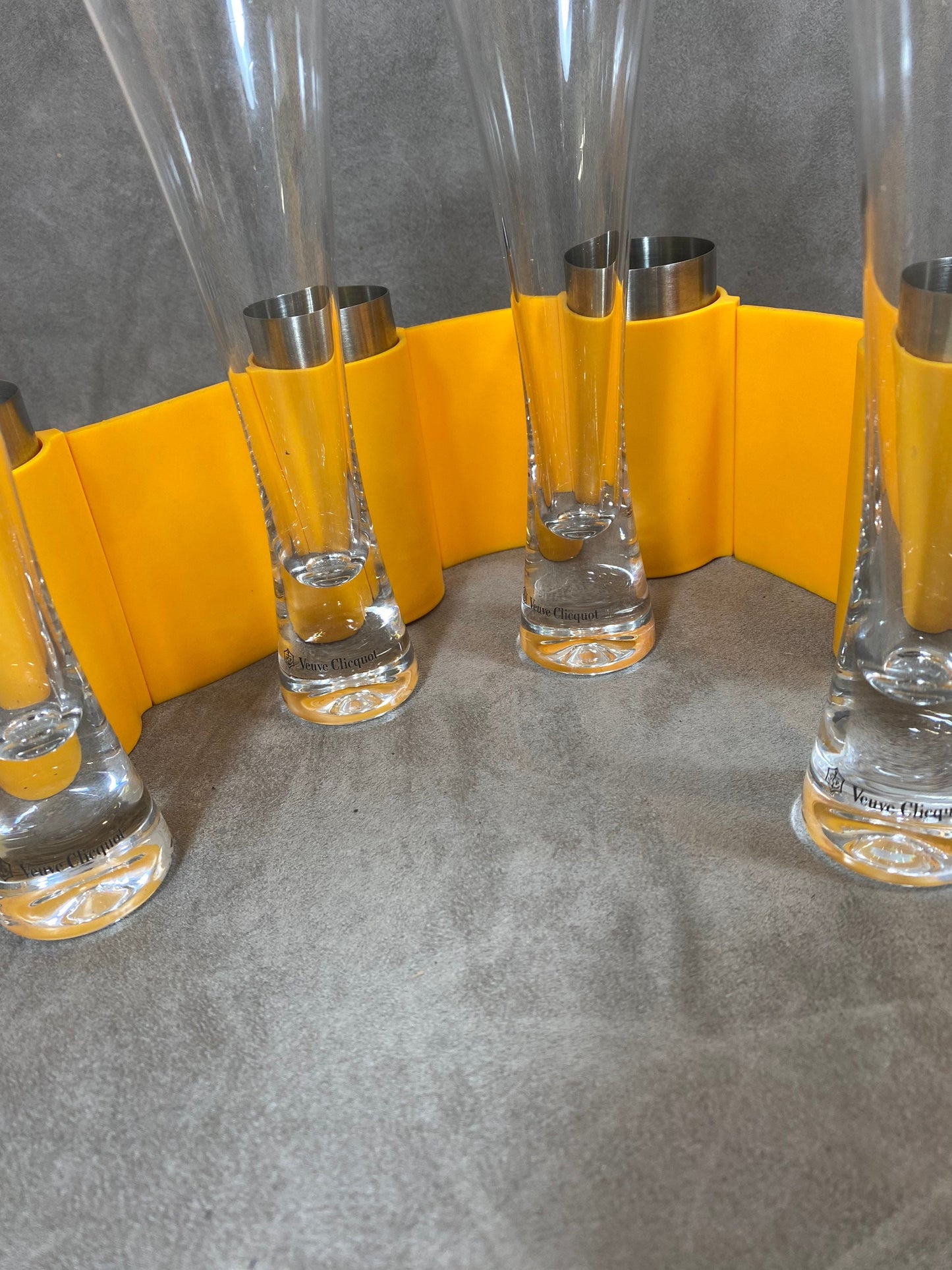 VERY RARE Veuve Clicquot Chemin de table de la gamme Trendy avec un porte flutes integré autour et un lot de 6 flutes trendy Made in France