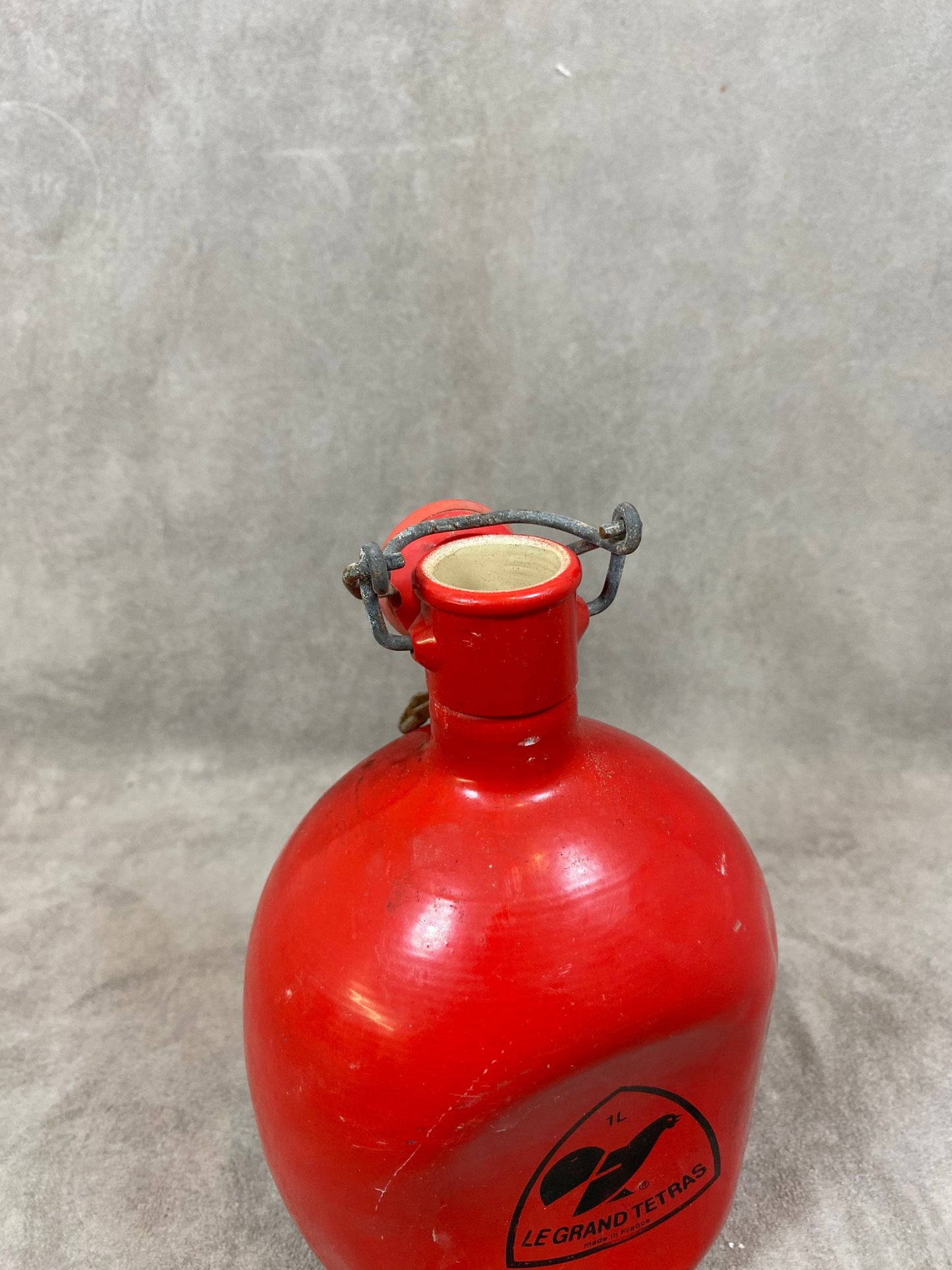 Le Grand Tétras red aluminum flask with vintage mechanical cap, capacity 1 liter, Made in France