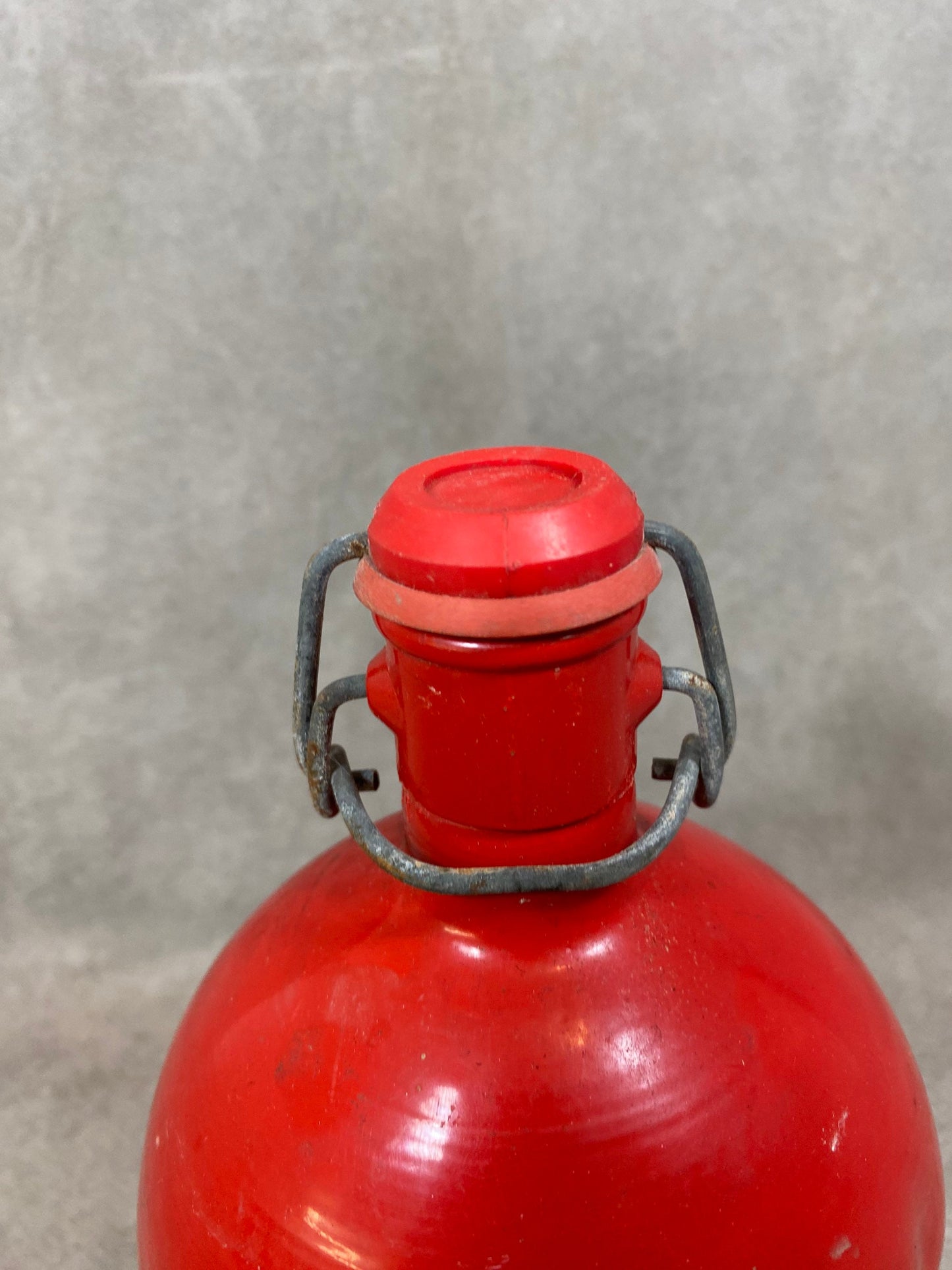 Le Grand Tétras red aluminum flask with vintage mechanical cap, capacity 1 liter, Made in France