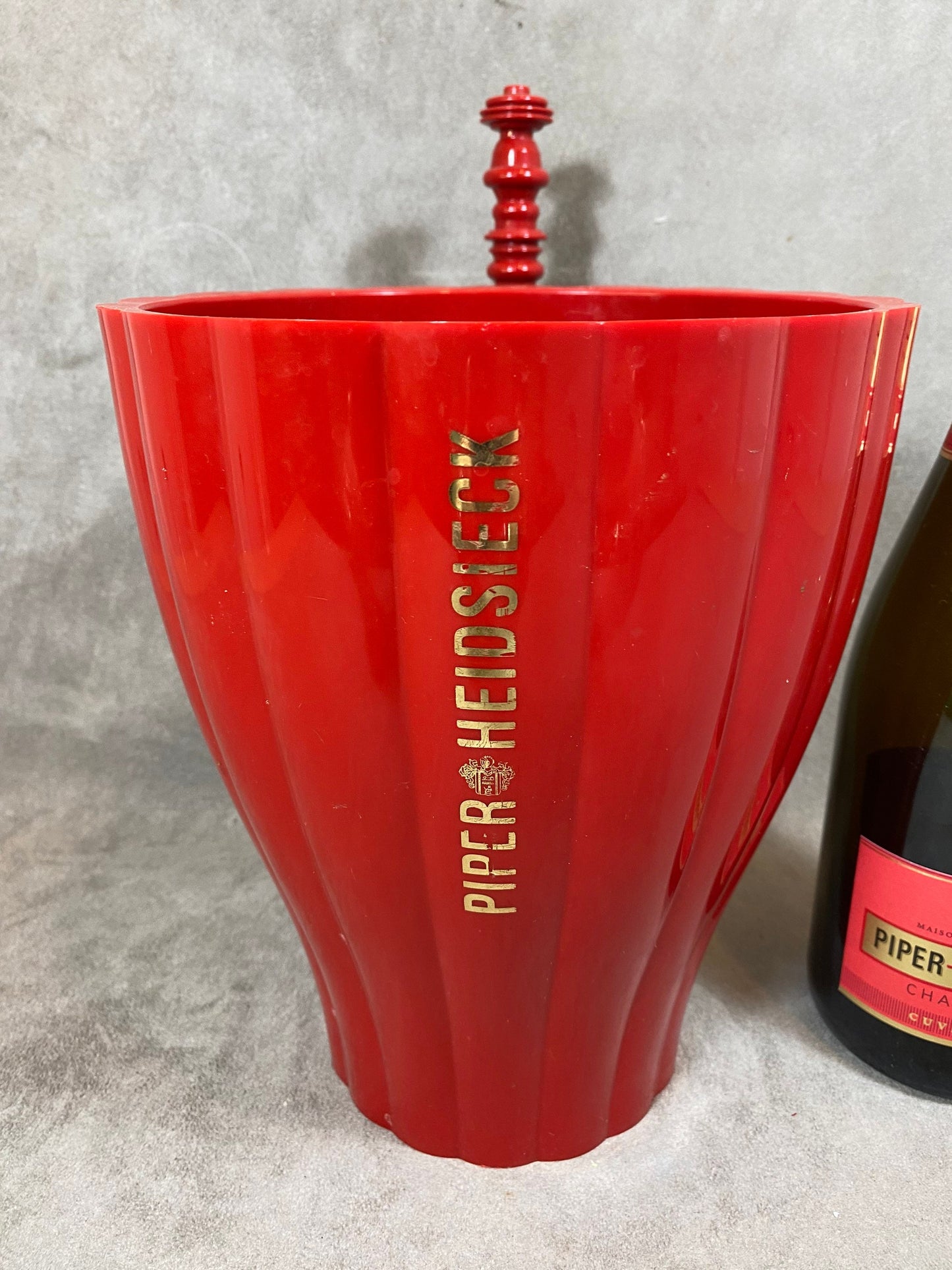 Seau à champagne en en plastique rouge Jaime Hayon design vintage Piper-Heidsieck  Années 1990