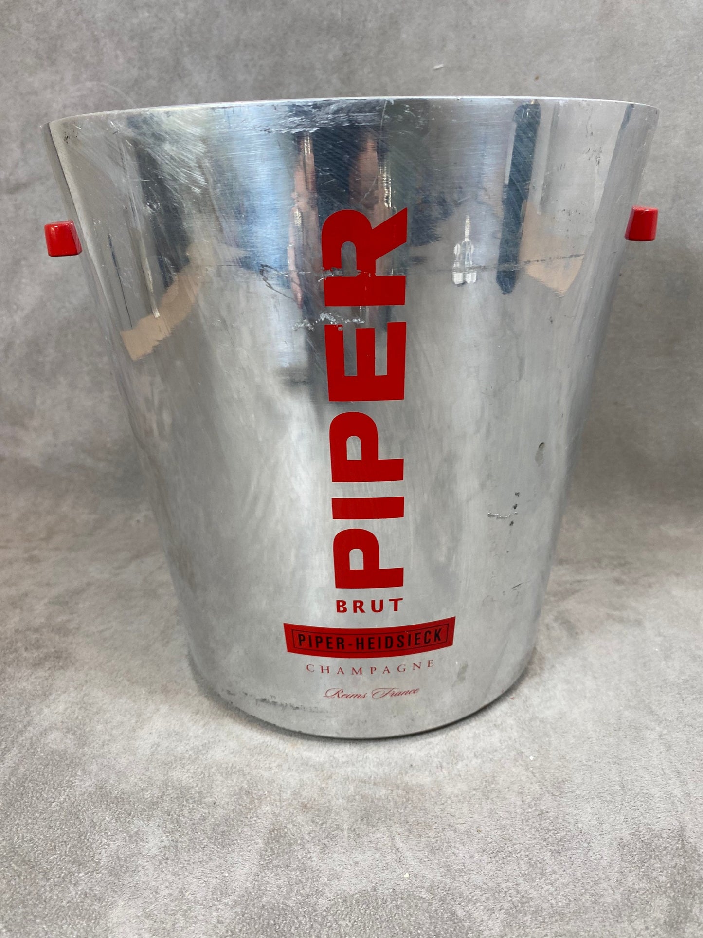 Seau à champagne pour magnum métal et rouge vintage Piper-Heidsieck  Années 1990