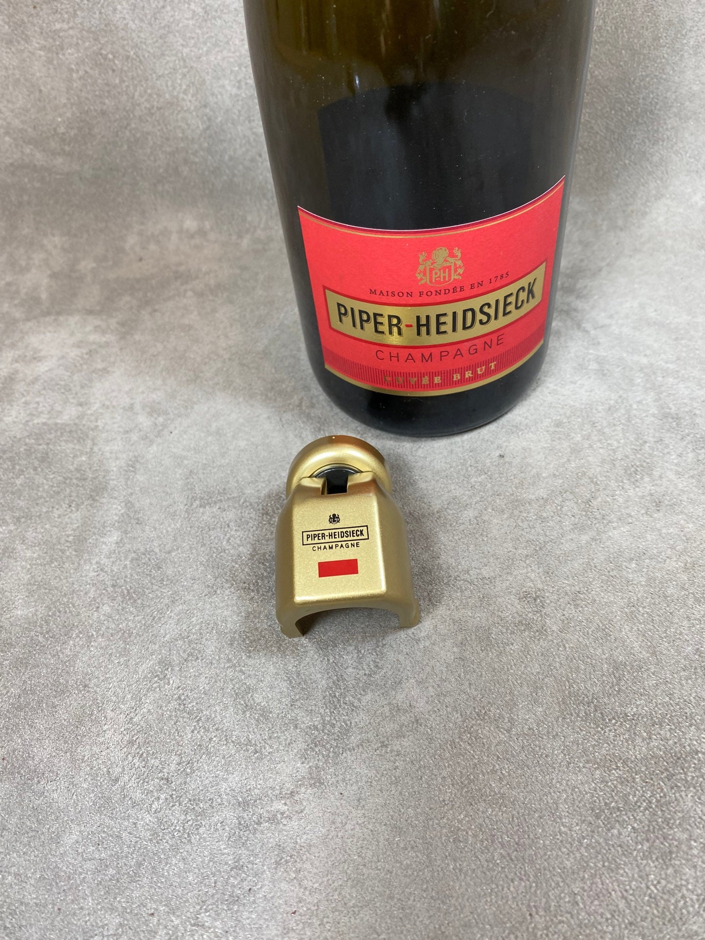 Champagne Piper plastic stopper for opened champagne bottles