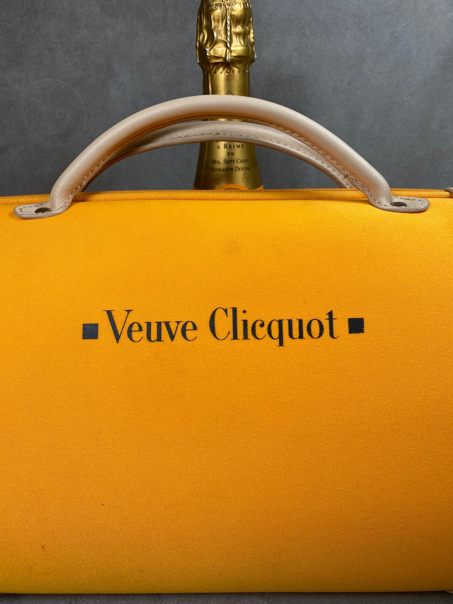 Veuve Clicquot Champagnerflaschentasche. Hergestellt in Frankreich.