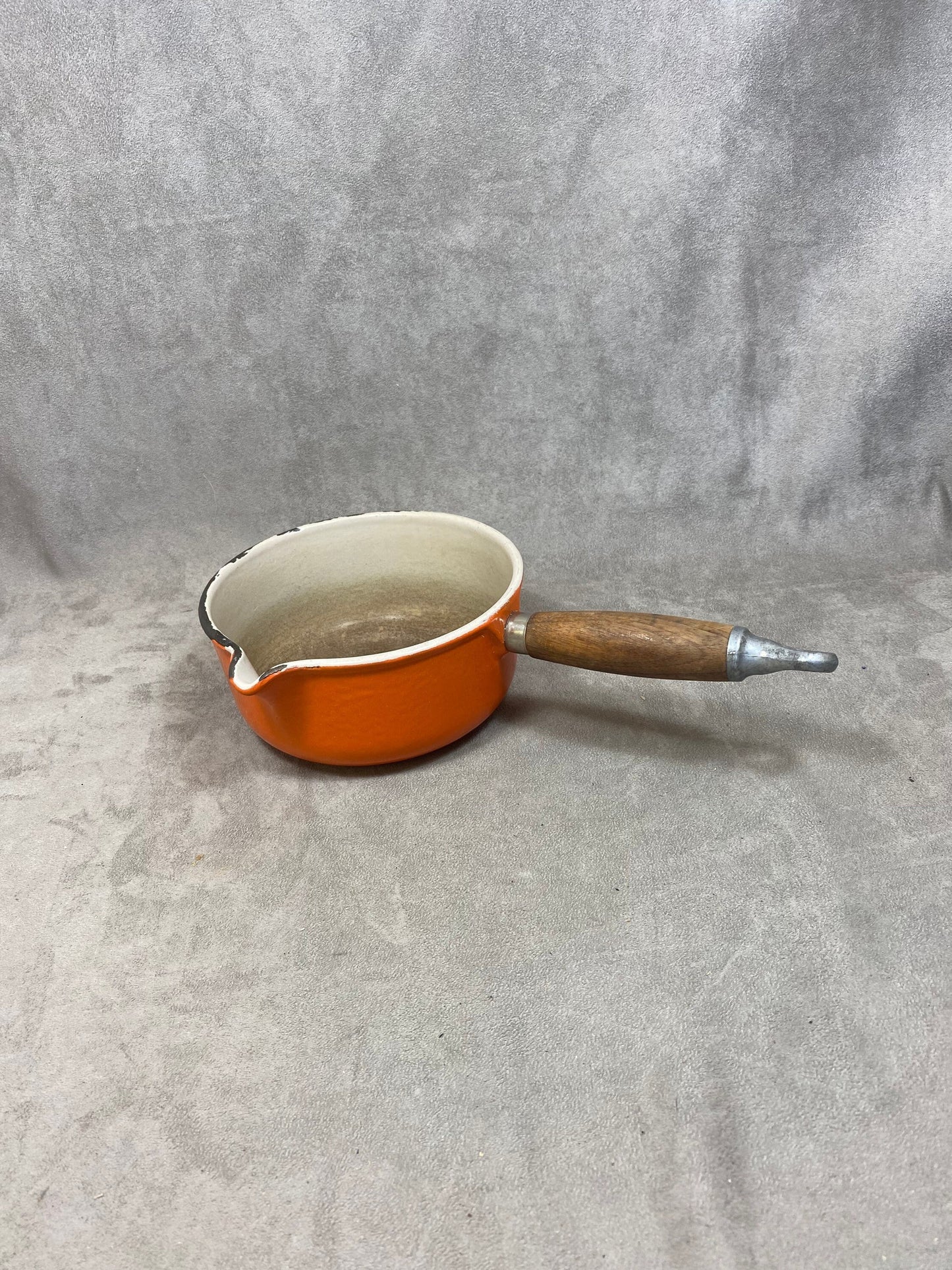 Vintage Le Creuset orange emaillierter Gusseisentopf mit Ausgießer und Holzgriff Vintage made in France 1970