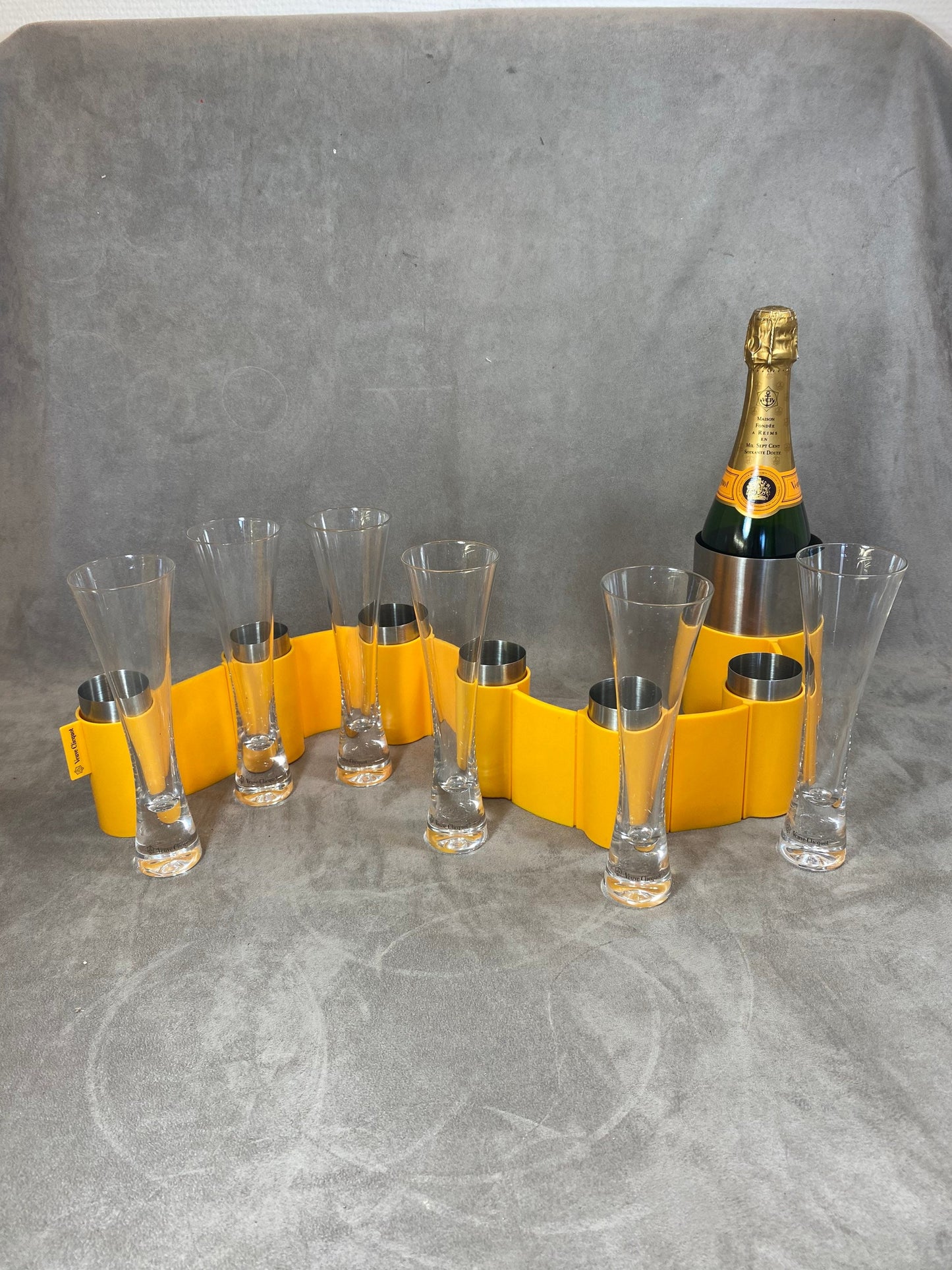 VERY RARE Veuve Clicquot Chemin de table de la gamme Trendy avec un porte flutes integré autour et un lot de 6 flutes trendy Made in France