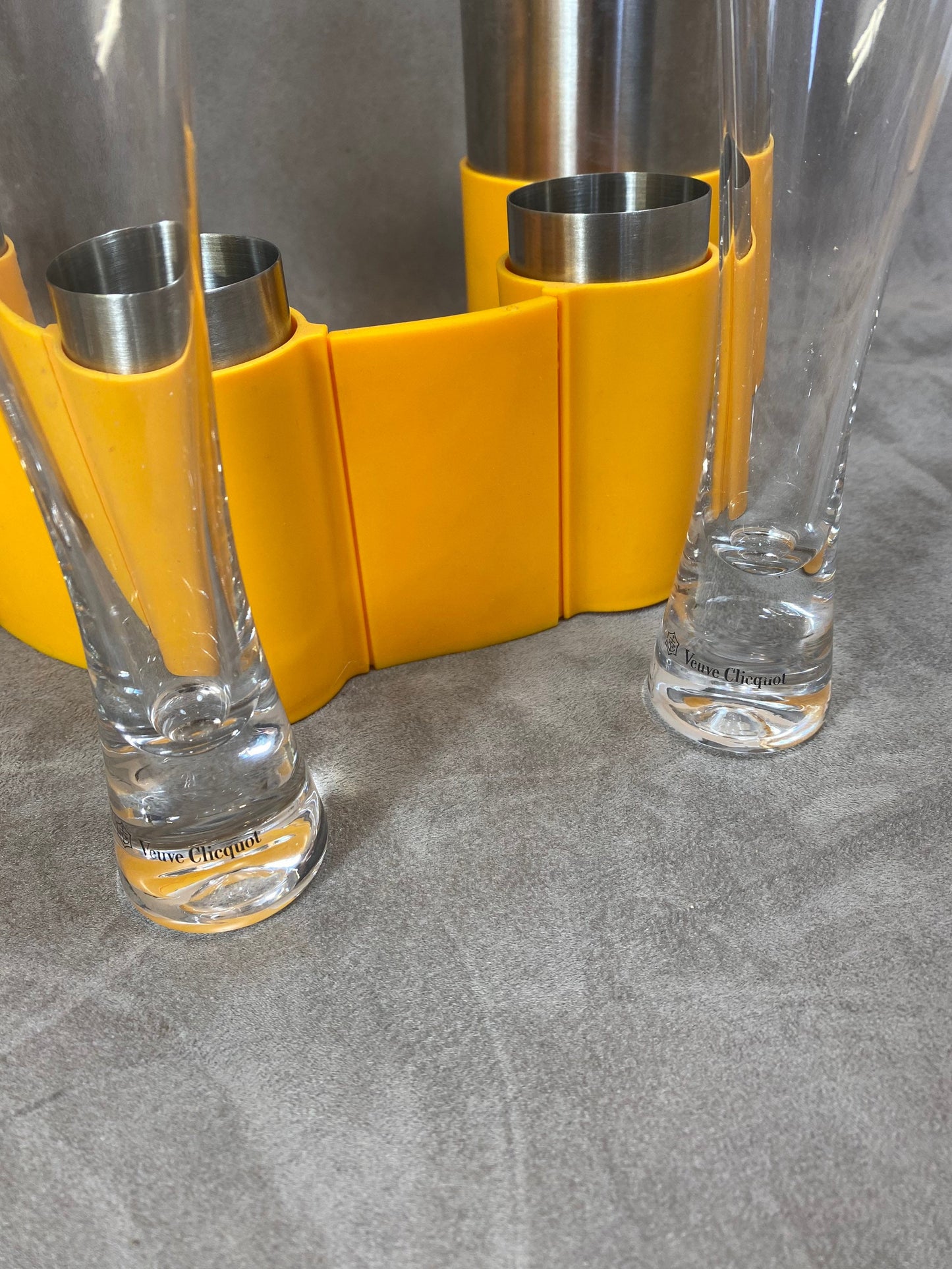 VERY RARE Veuve Clicquot Chemin de table de la gamme Trendy avec un porte flutes integré autour et un lot de 6 flutes trendy Made in France