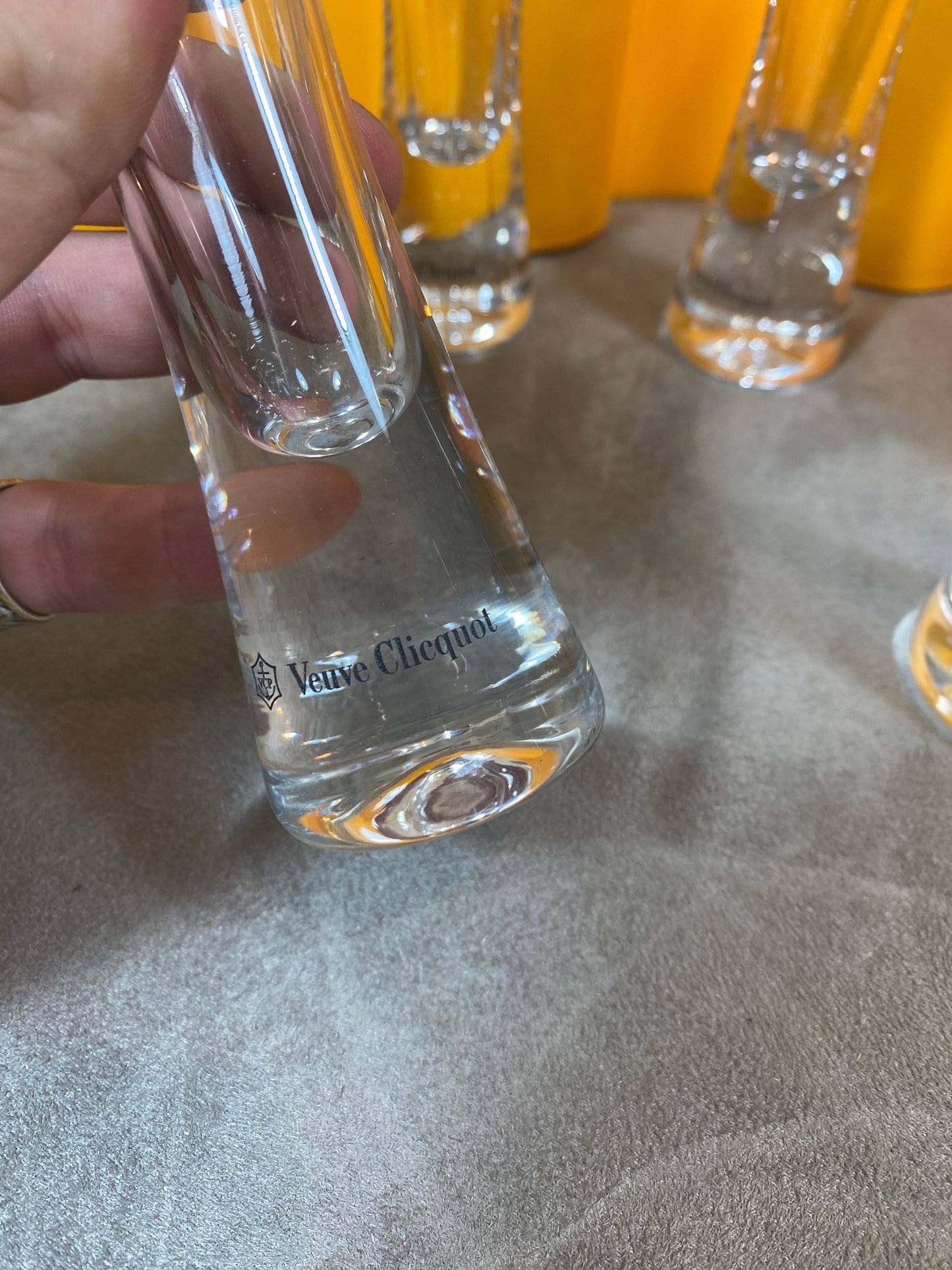 VERY RARE Veuve Clicquot Chemin de table de la gamme Trendy avec un porte flutes integré autour et un lot de 6 flutes trendy Made in France