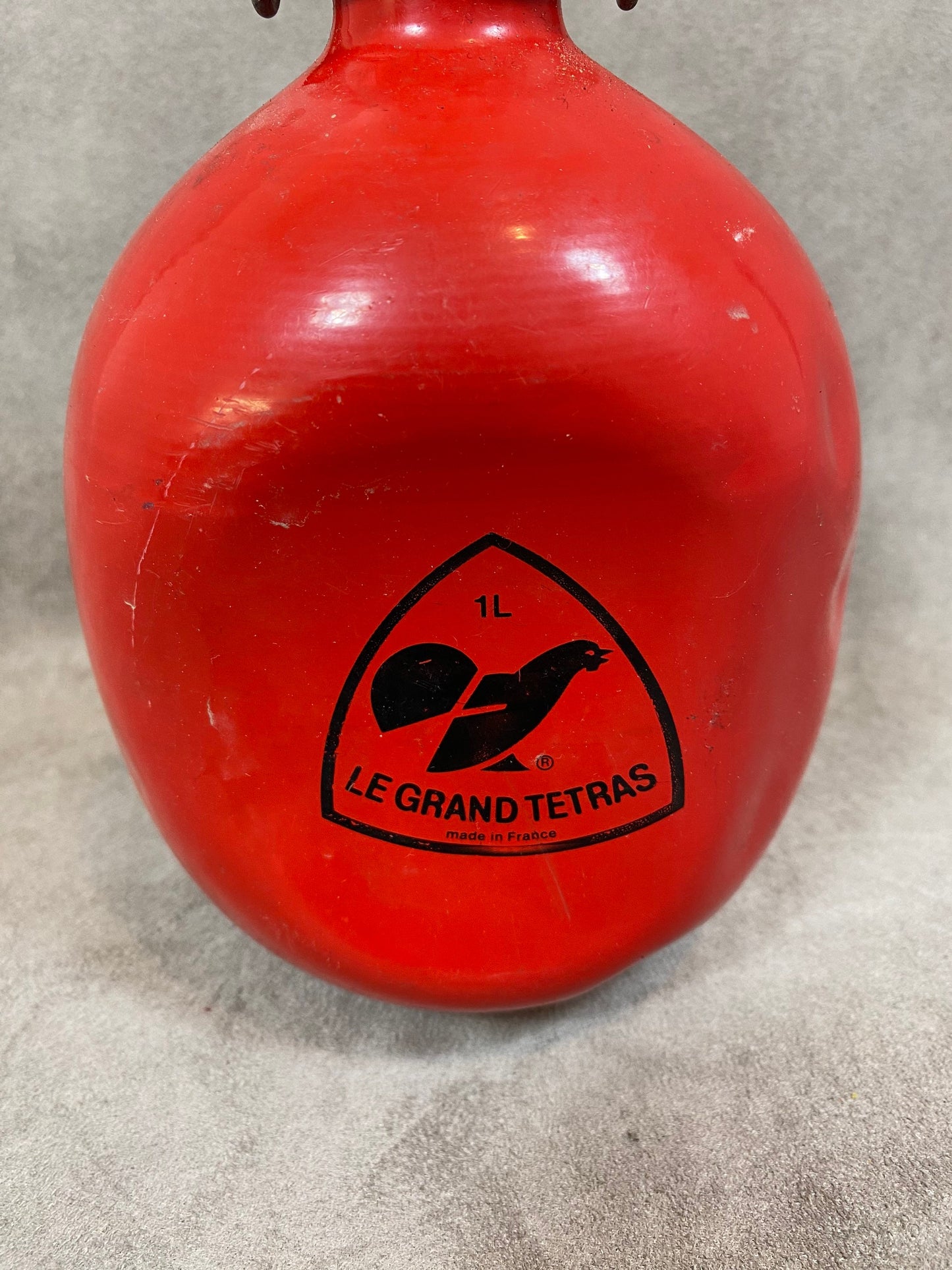 Le Grand Tétras red aluminum flask with vintage mechanical cap, capacity 1 liter, Made in France