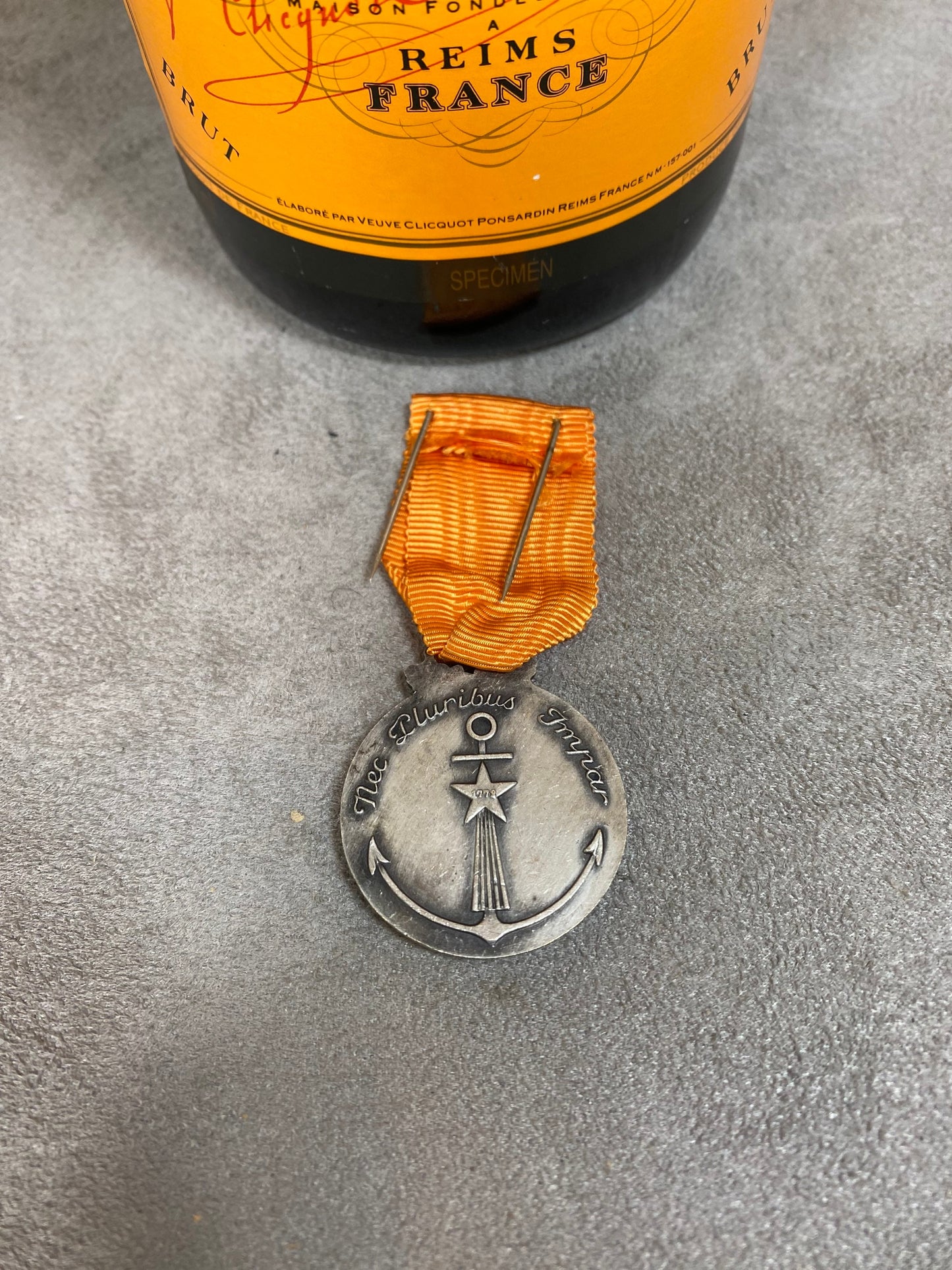 SELTENE Veuve Clicquot-Medaille aus Messing mit dem Bildnis der Grande Dame, Vintage 1950er Jahre, Veuve Clicquot Ponsardin