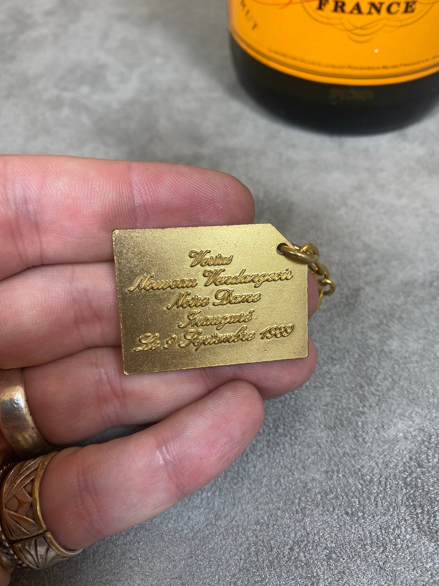 RARE Porte clés Veuve Clicquot en métal dorée patiné vintage Made in France Années 1980