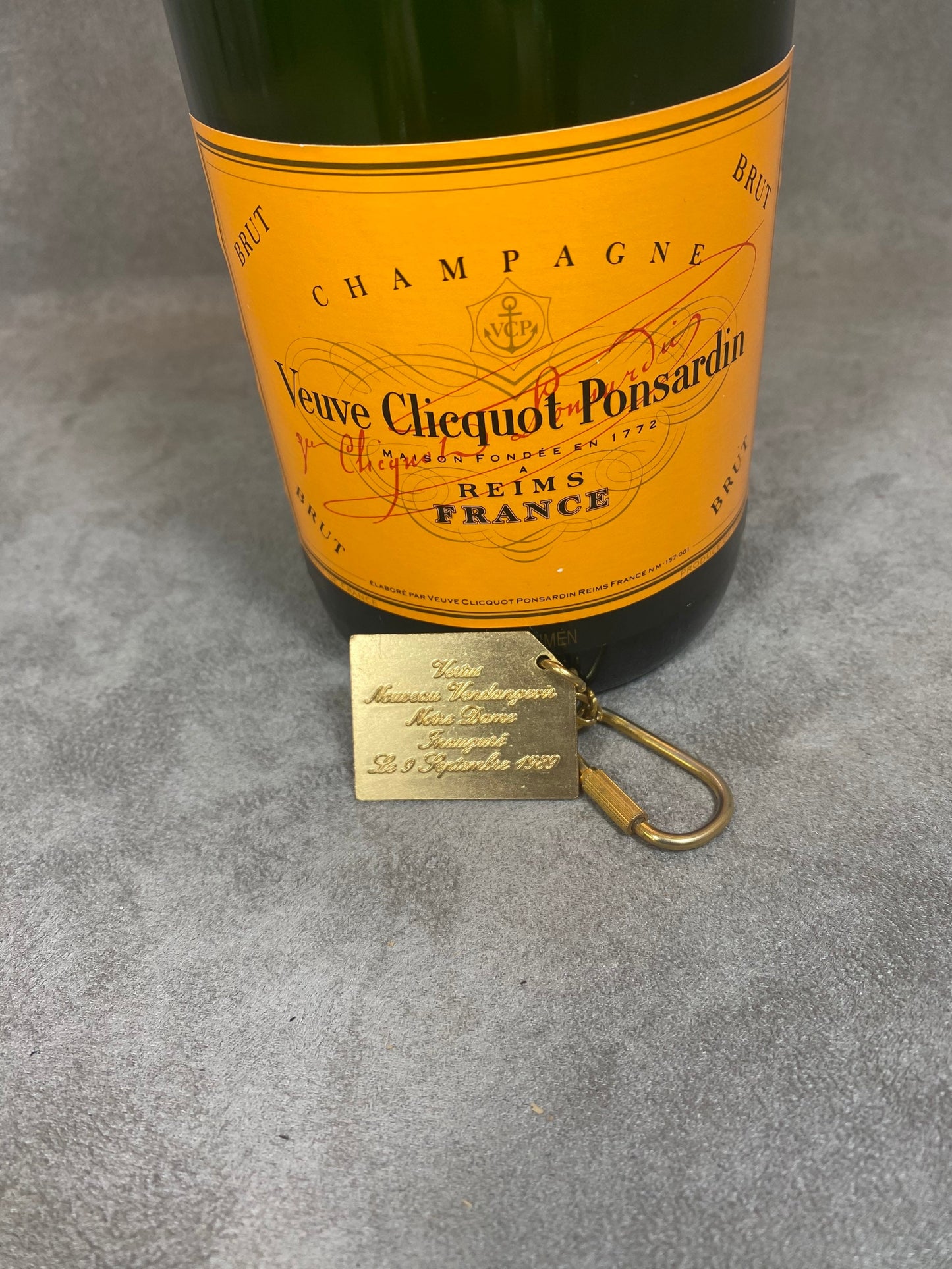 RARE Porte clés Veuve Clicquot en métal dorée patiné vintage Made in France Années 1980