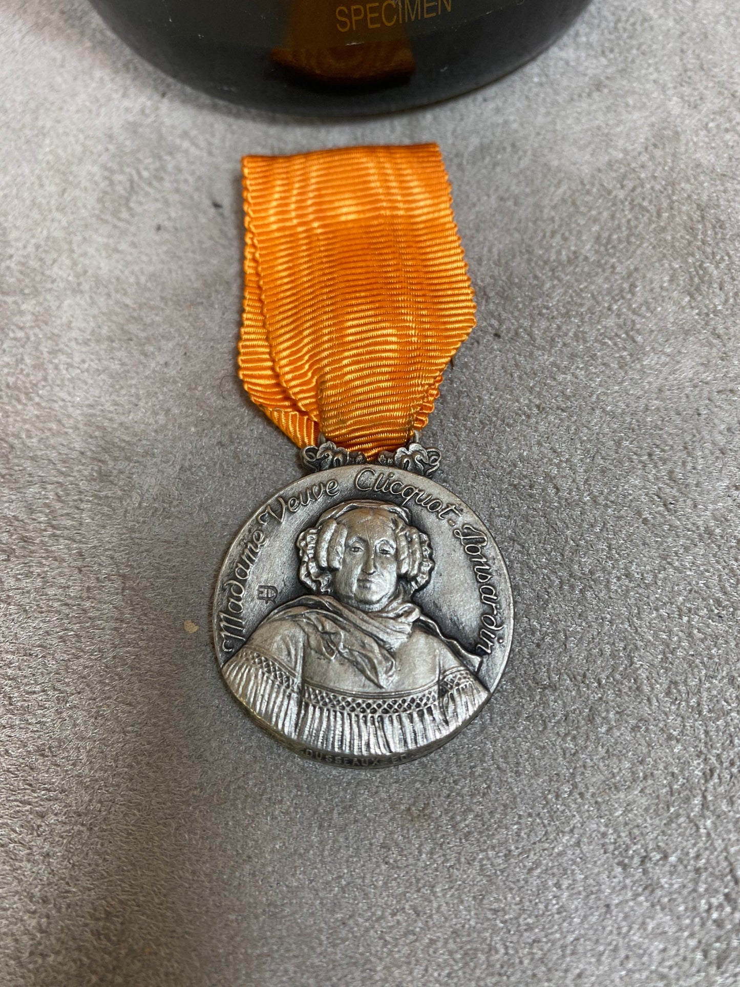 SELTENE Veuve Clicquot-Medaille aus Messing mit dem Bildnis der Grande Dame, Vintage 1950er Jahre, Veuve Clicquot Ponsardin