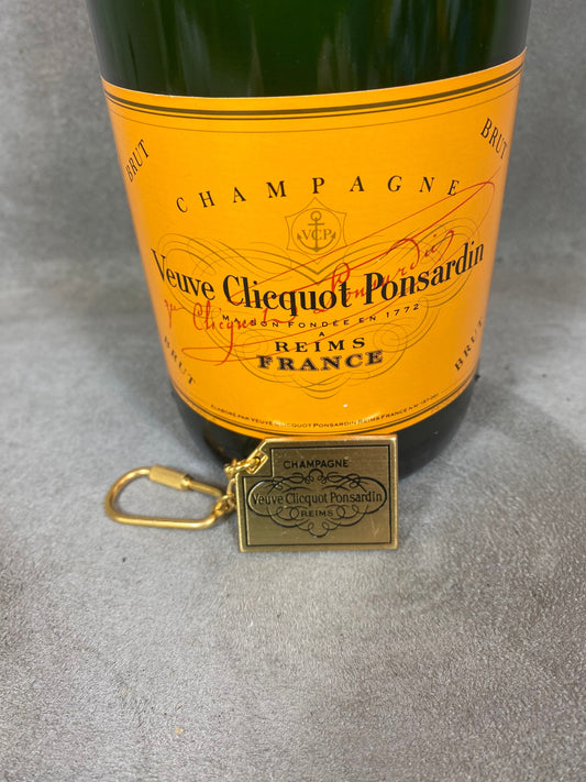 SELTENER Veuve Clicquot Schlüsselanhänger aus patiniertem Vintage-Goldmetall. Hergestellt in Frankreich, 1980er Jahre