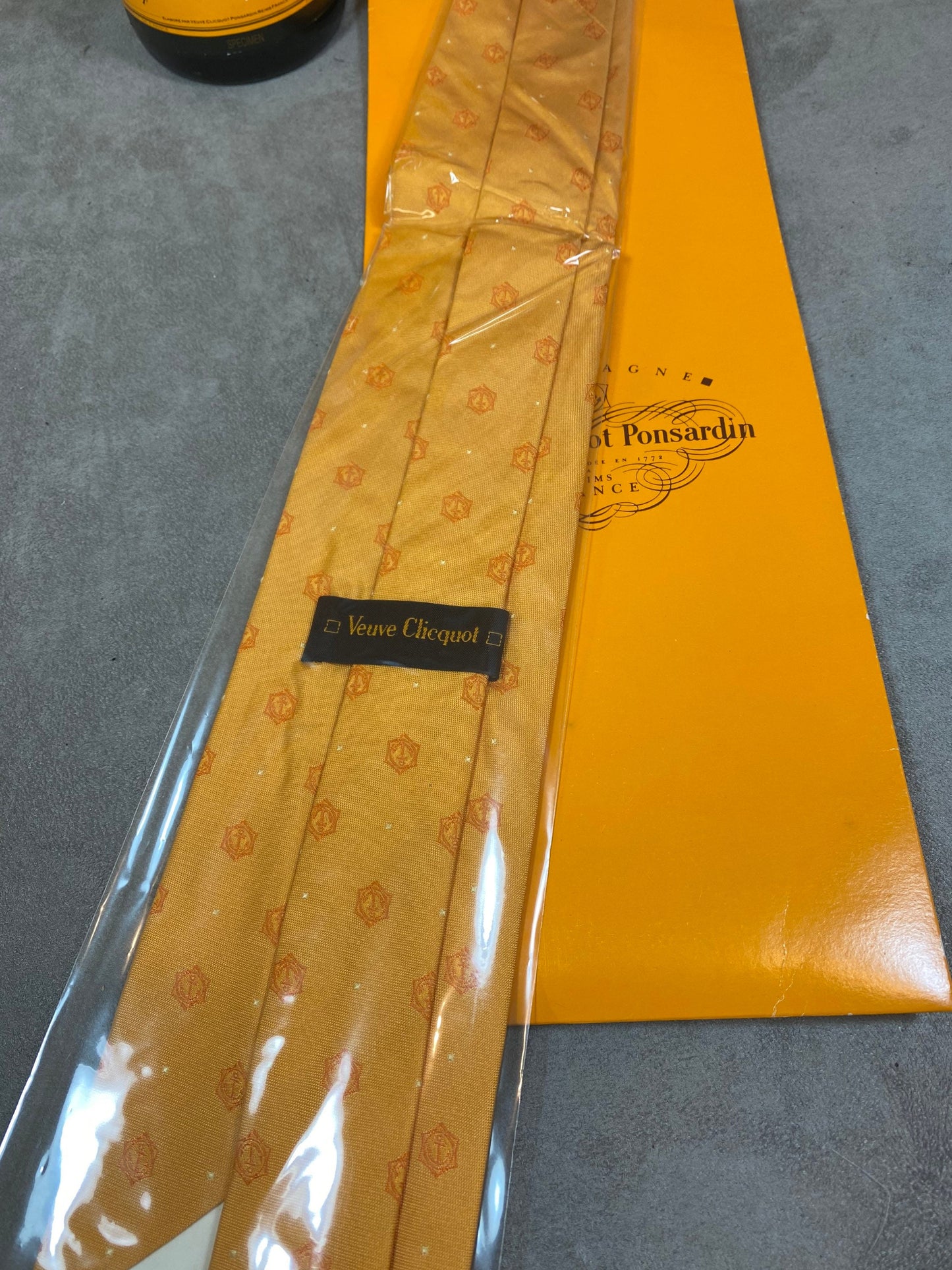 SELTENE Vintage Veuve Clicquot Ponsardin Champagner Seidenkrawatte Neu und verpackt Made in France