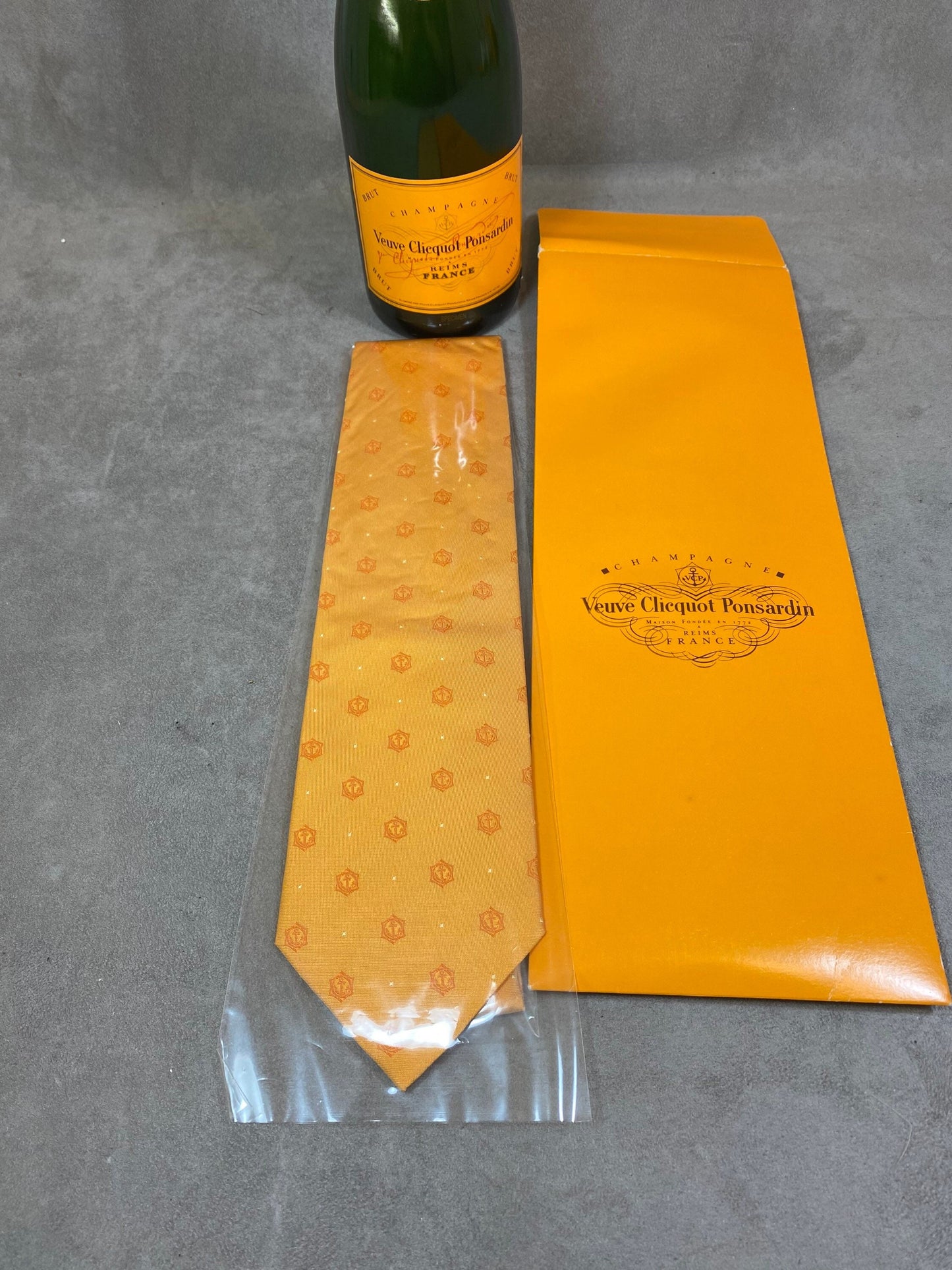 SELTENE Vintage Veuve Clicquot Ponsardin Champagner Seidenkrawatte Neu und verpackt Made in France