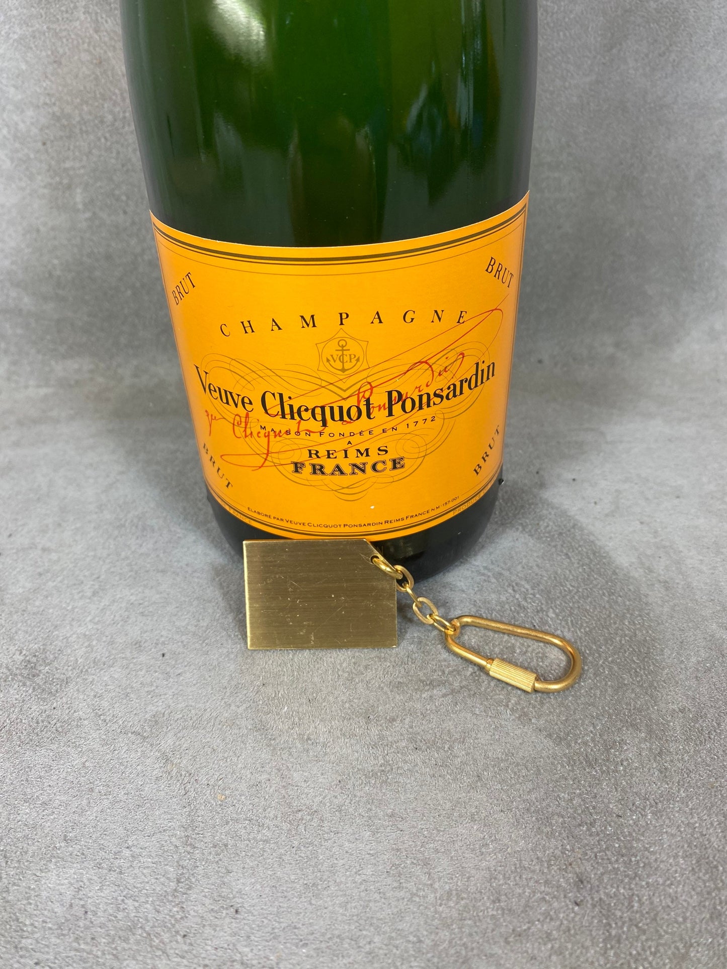 RARE Porte clés Veuve Clicquot en métal dorée patiné vintage Made in France Années 1980