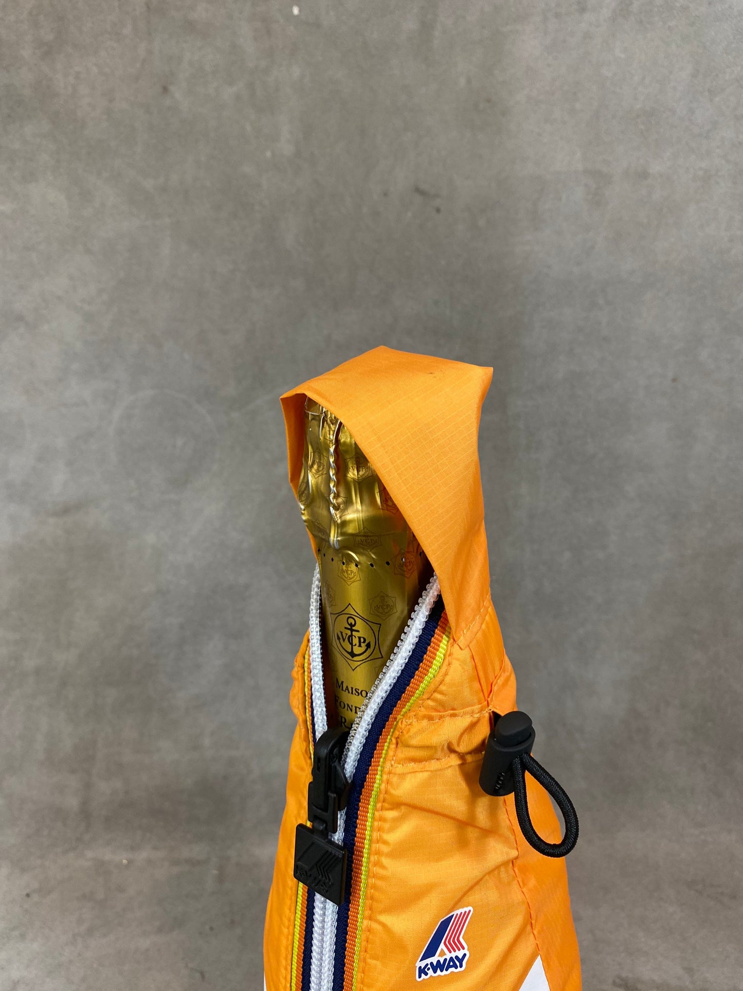 RARE Veuve Clicquot X K-WAY Sac pour bouteille servant aussi de sacoche vintage Années 2000