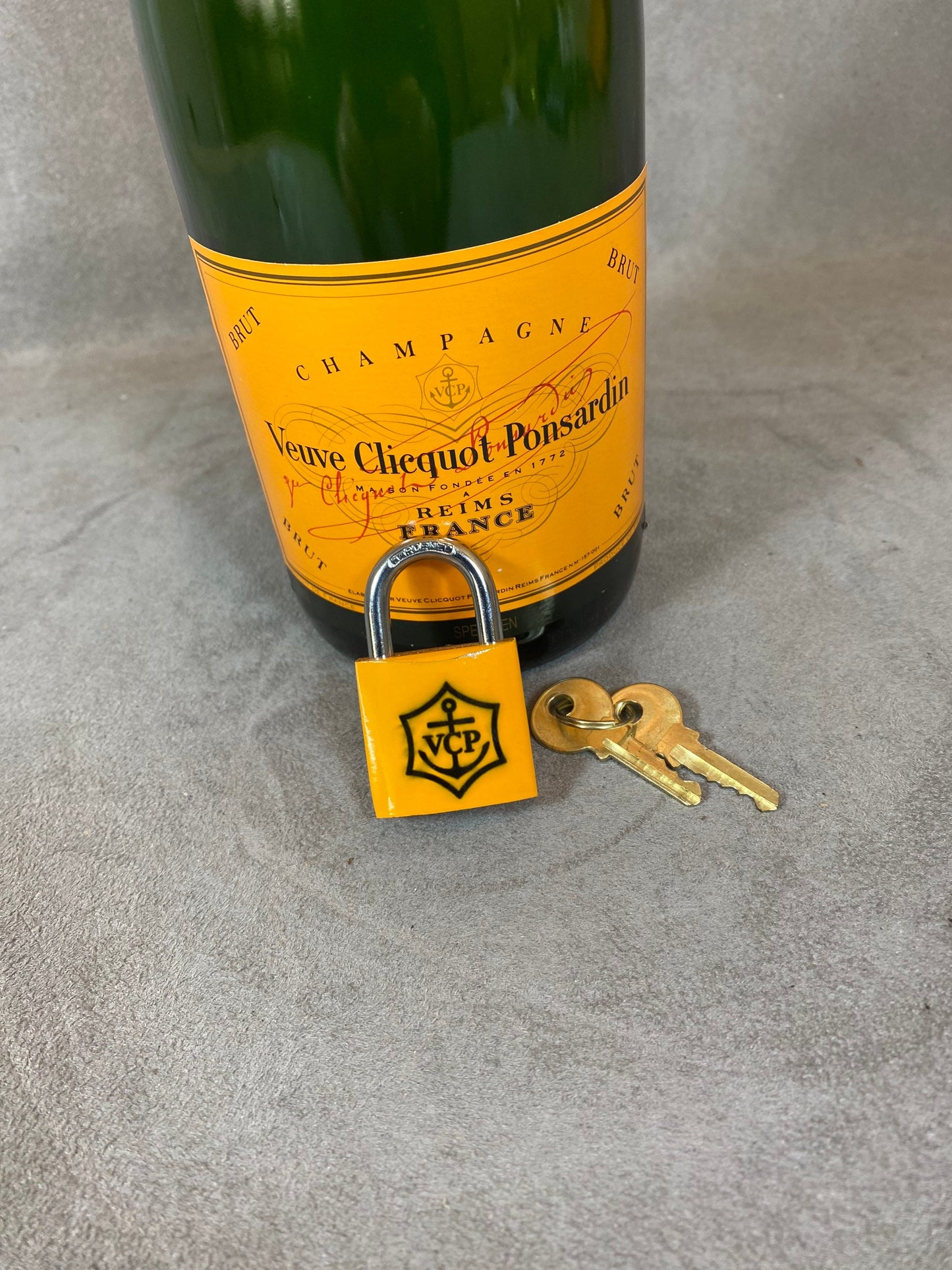 Cadenas avec 2 clés champagne Veuve Clicquot Ponsardin vintage