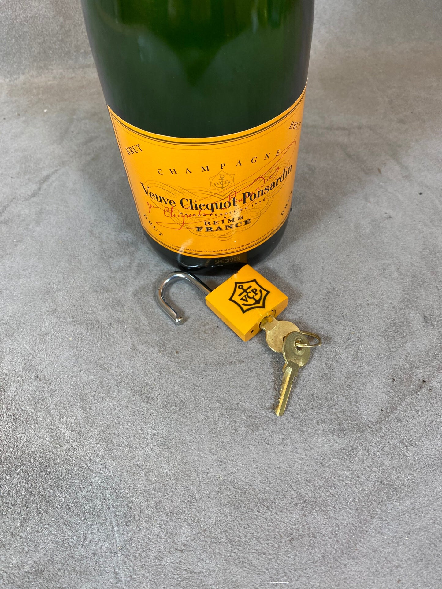 Cadenas avec 2 clés champagne Veuve Clicquot Ponsardin vintage