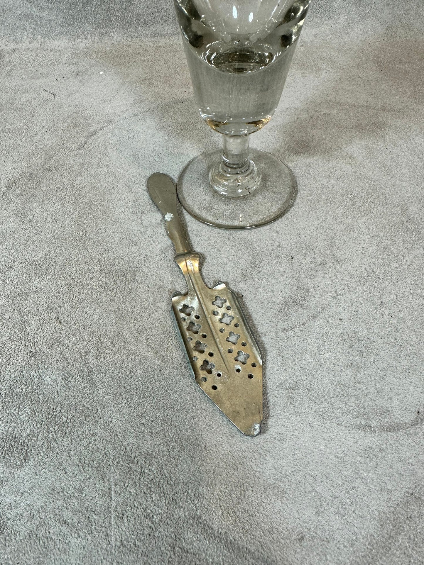 RARE Lot d'un verre a absinthe et ancienne cuillère à absinthe en metal extra blanc vintage 1900 Made in France