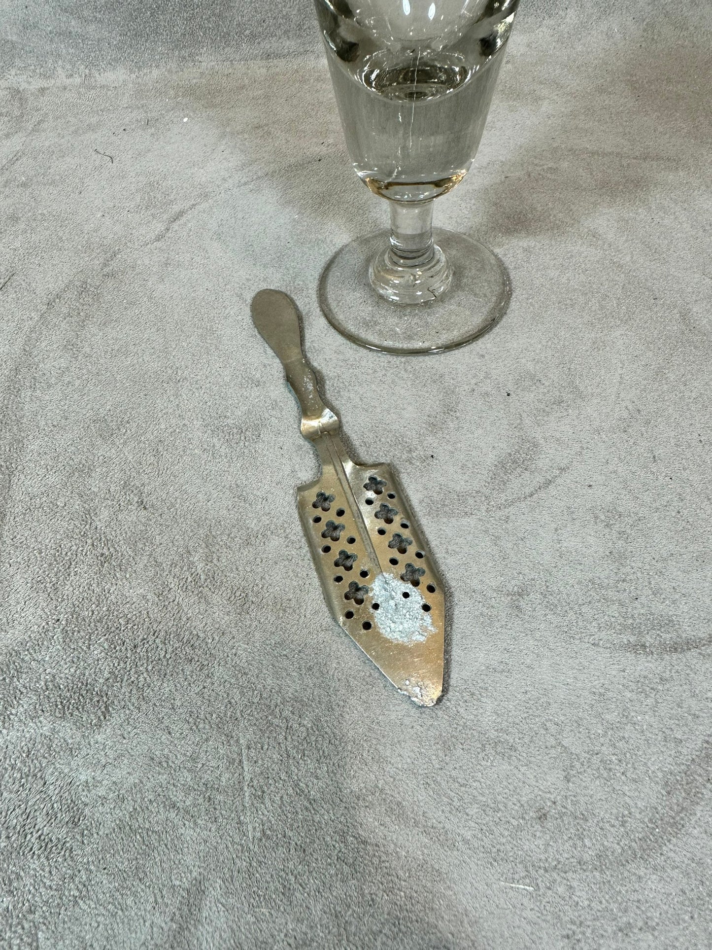 RARE Lot d'un verre a absinthe et ancienne cuillère à absinthe en metal extra blanc vintage 1900 Made in France