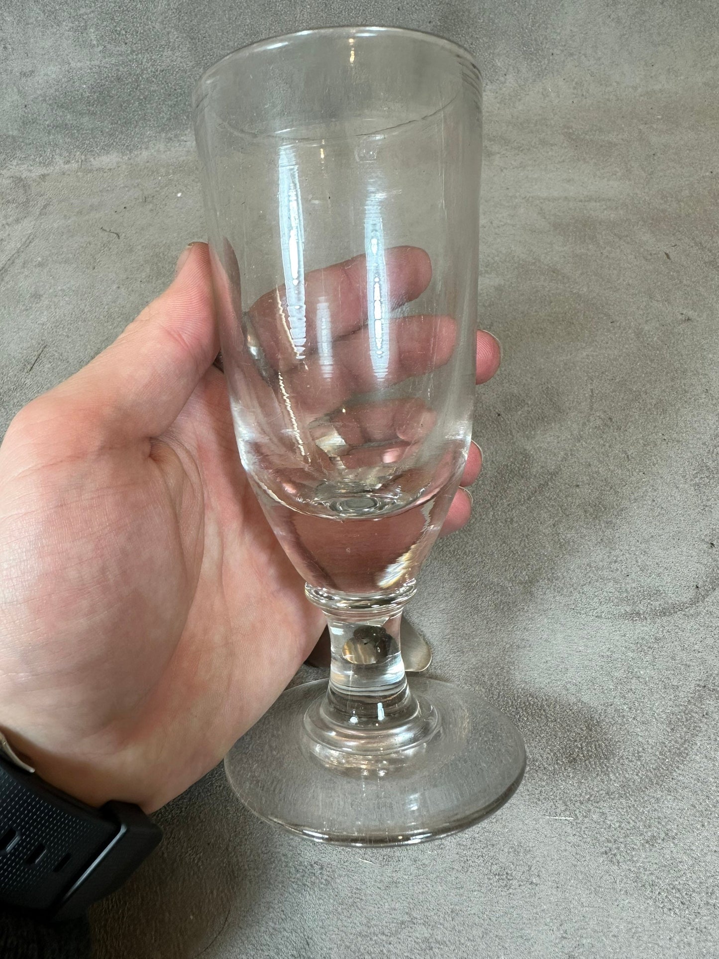 SELTENES Los aus einem Absinthglas und einem alten Absinthlöffel aus extra weißem Metall, Vintage 1950, hergestellt in Frankreich