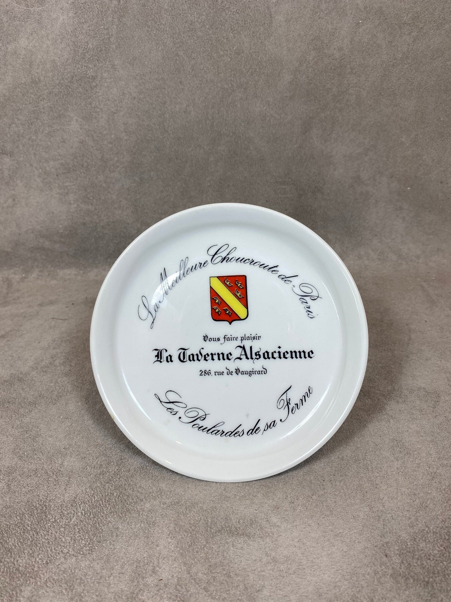 Vintage advertising ashtray from the Restaurant La Taverne Alsacienne 286 rue de Vaugirard in porcelain from the 1970s