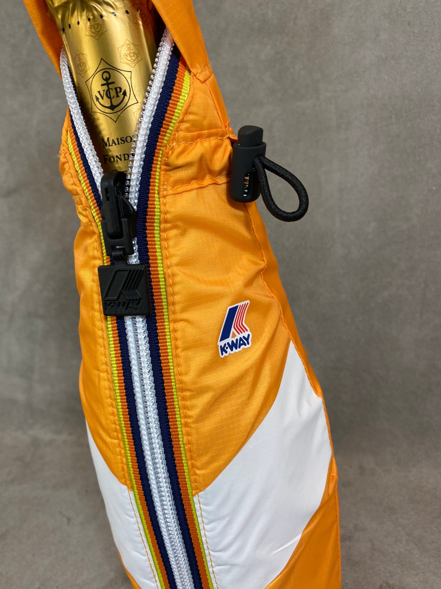 RARE Veuve Clicquot X K-WAY Sac pour bouteille servant aussi de sacoche vintage Années 2000