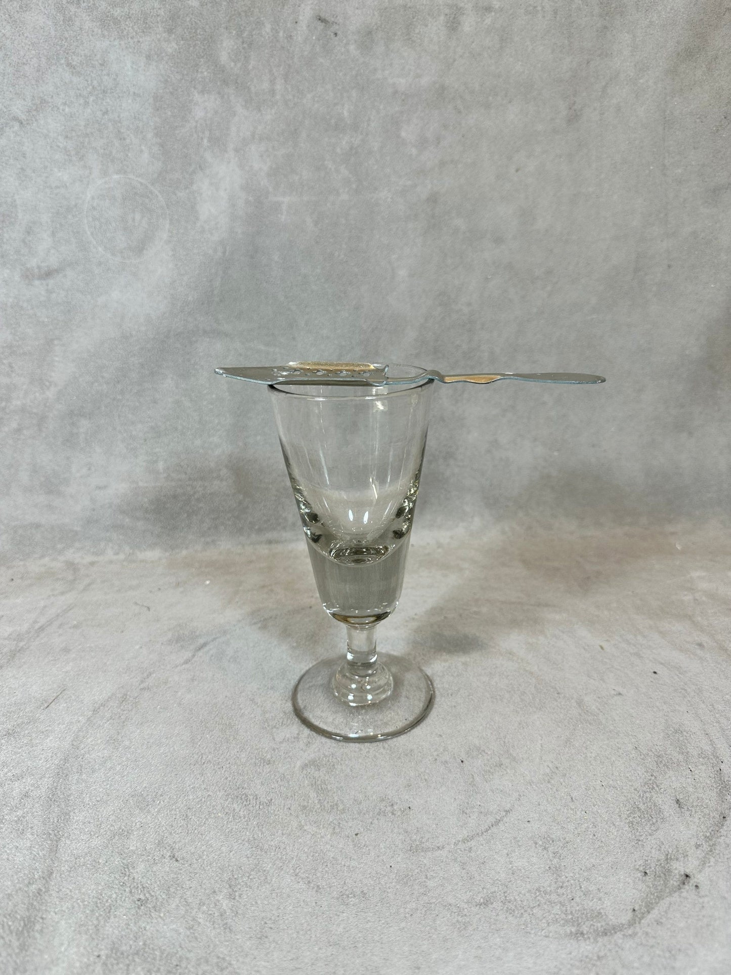 RARE Lot d'un verre a absinthe et ancienne cuillère à absinthe en metal extra blanc vintage 1900 Made in France