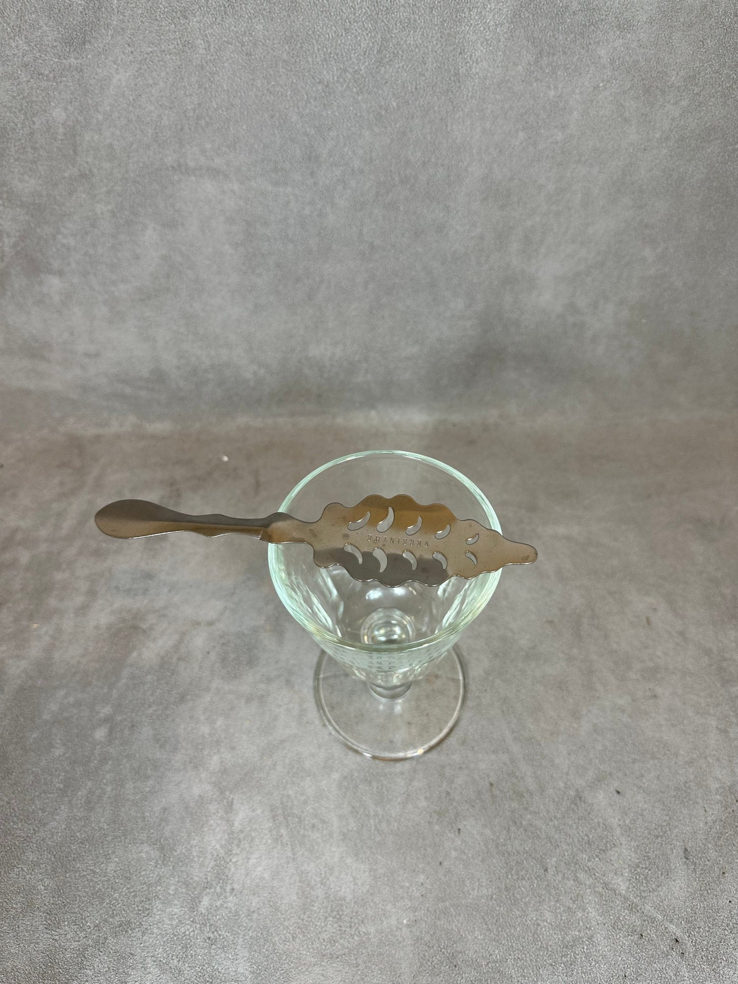 RARE Lot d'un verre a absinthe et ancienne cuillère à absinthe en metal extra blanc vintage 1970 Made in France