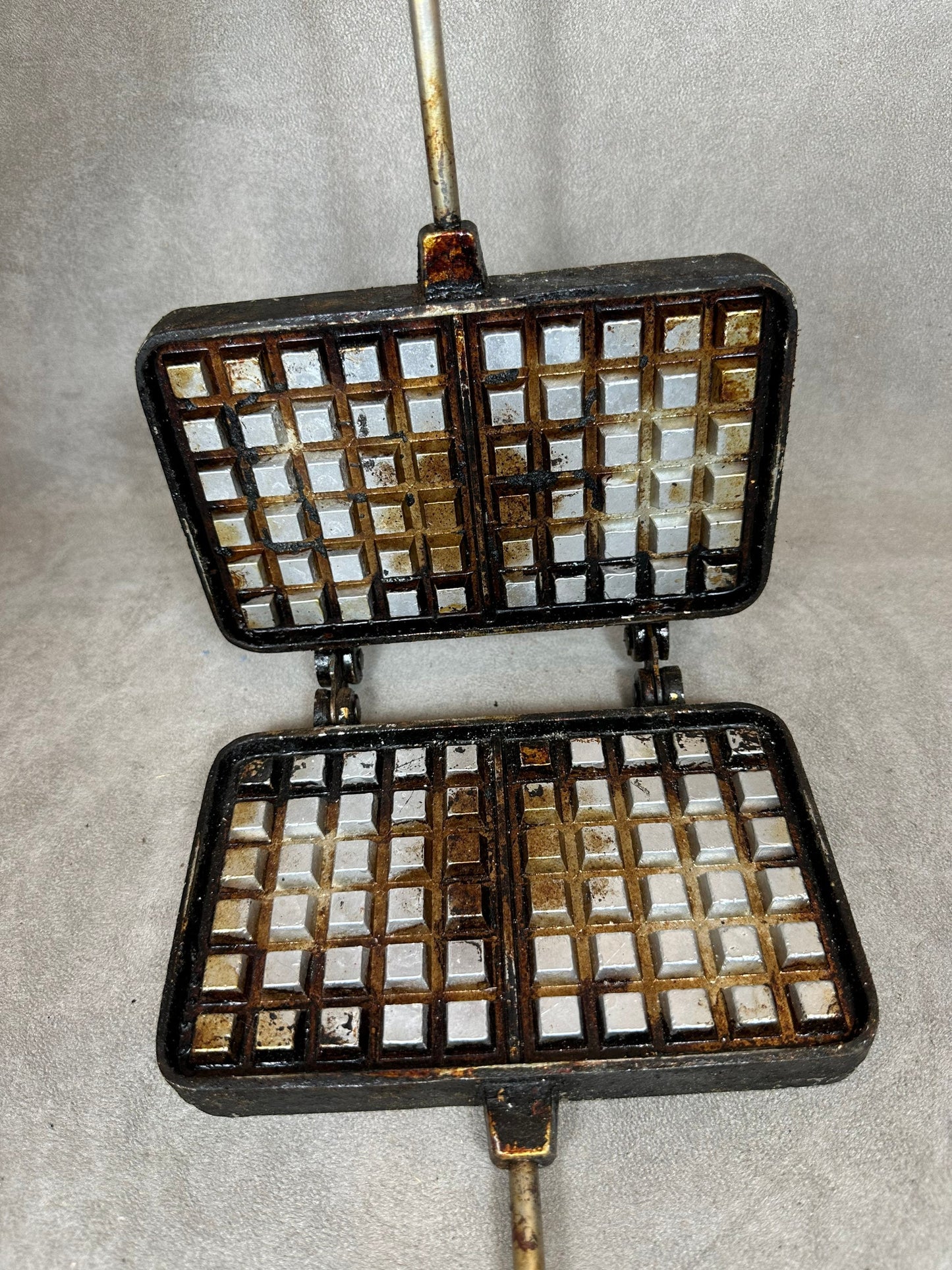 Appareil double à croque-monsieur et a gaufres SEFAMA 2 plaques en fonte d'aluminium avec poignées en plastique noir Made in France 1970