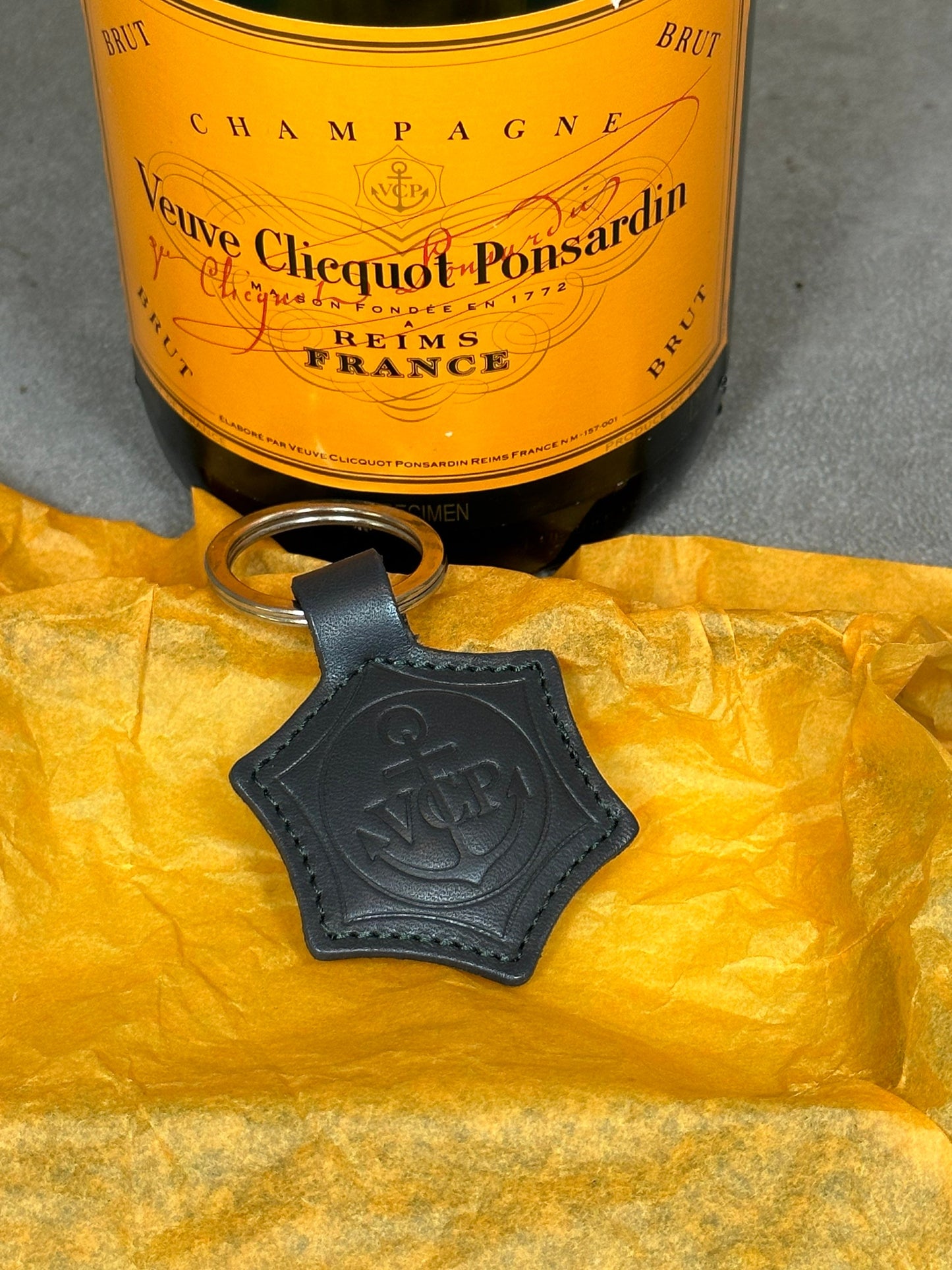 Porte clés Veuve Clicquot La Grande Dame en cuir  Made in France Années 1980