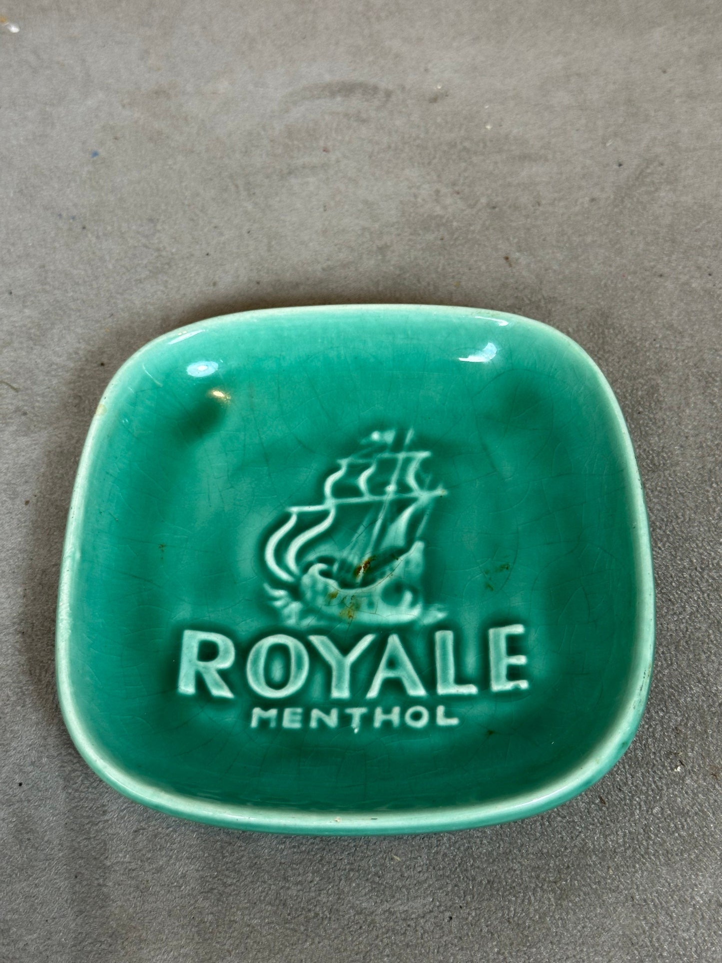 Vintage Royale Menthol Aschenbecher aus grünem Steingut, Vintage Longchamp Steingut, 1960er Jahre