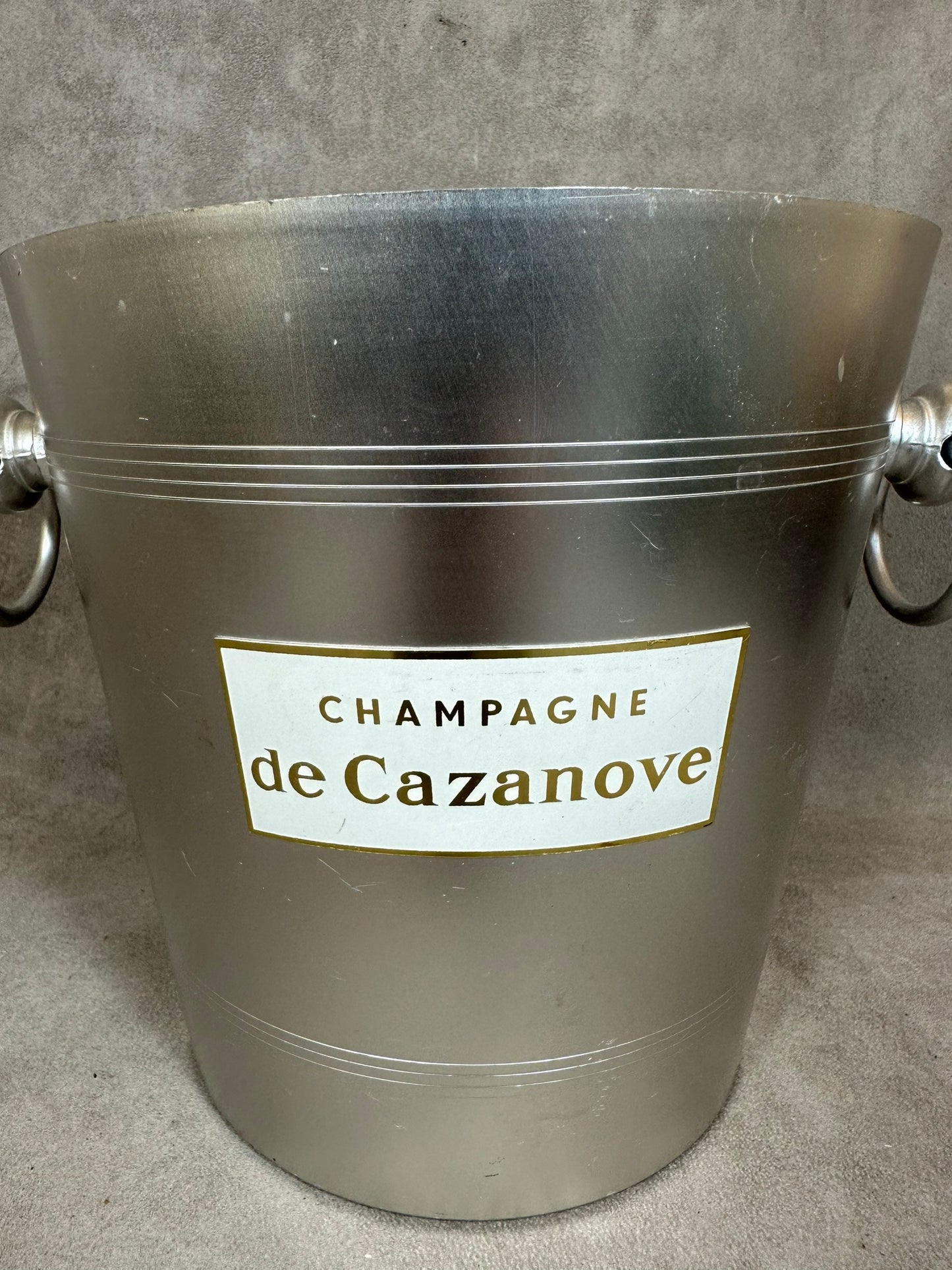 De Cazanove Vintage-Aluminium-Champagnerkübel für Magnumflaschen. Hergestellt in Frankreich.