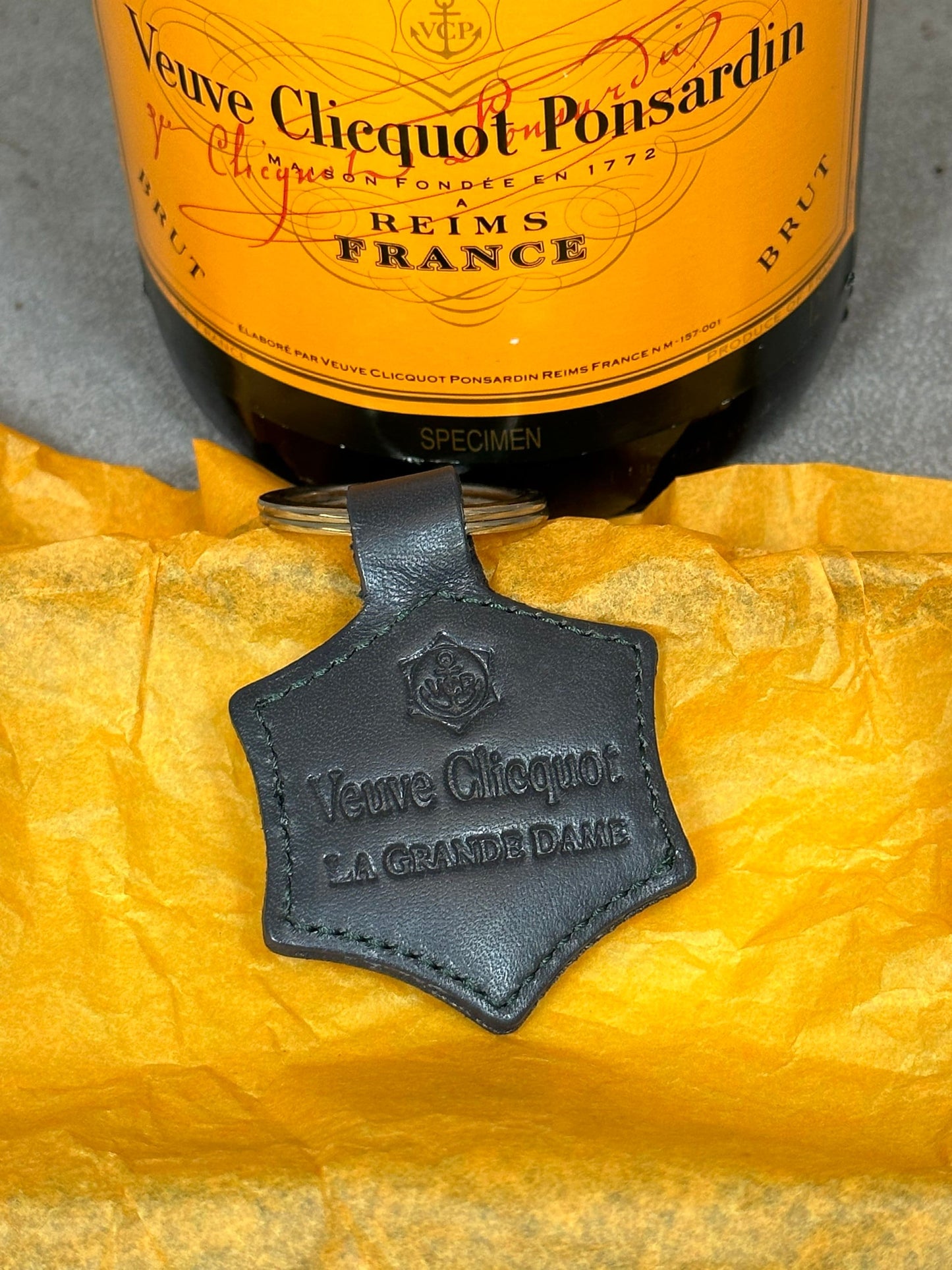 Porte clés Veuve Clicquot La Grande Dame en cuir  Made in France Années 1980