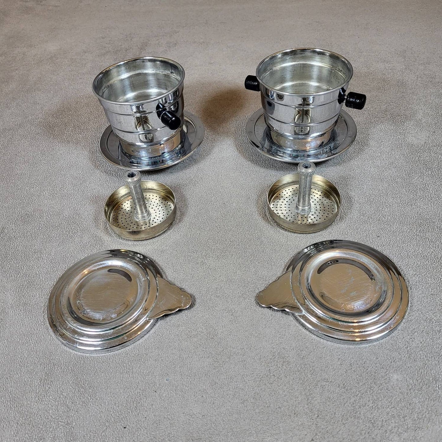 Set mit 2 Vintage-Kaffeefiltern aus massivem Edelstahl. Hergestellt in Frankreich 1970