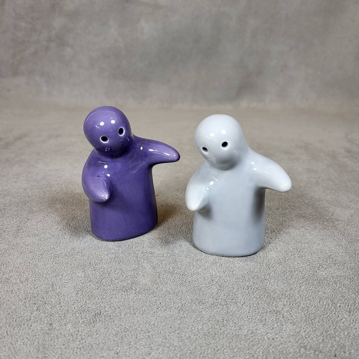 Salière et poivrier en céramique vintage "le couple qui s'enlace"