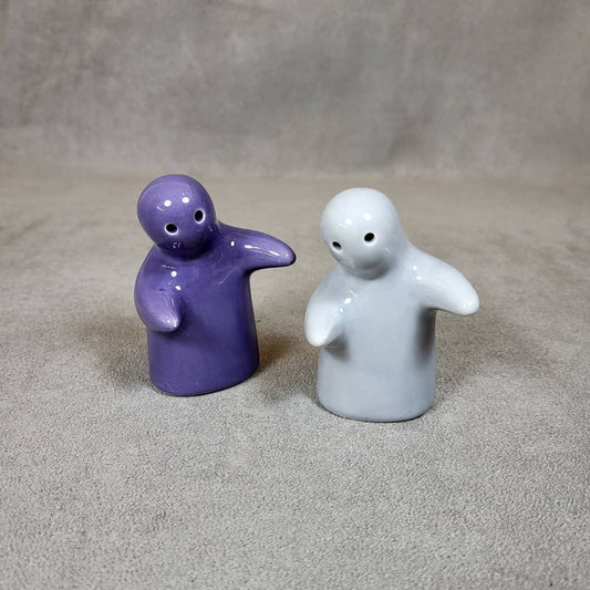 Salière et poivrier en céramique vintage "le couple qui s'enlace"
