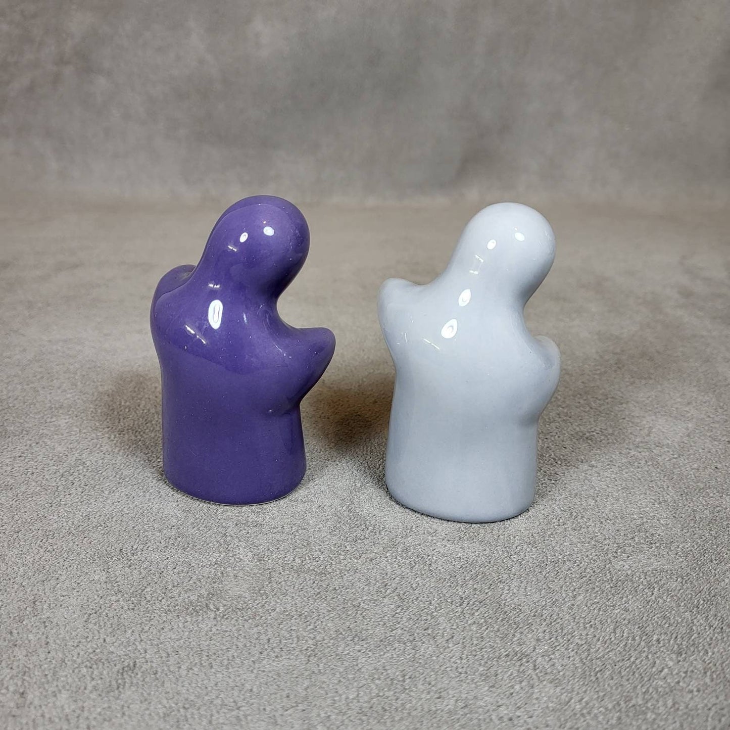 Salière et poivrier en céramique vintage "le couple qui s'enlace"