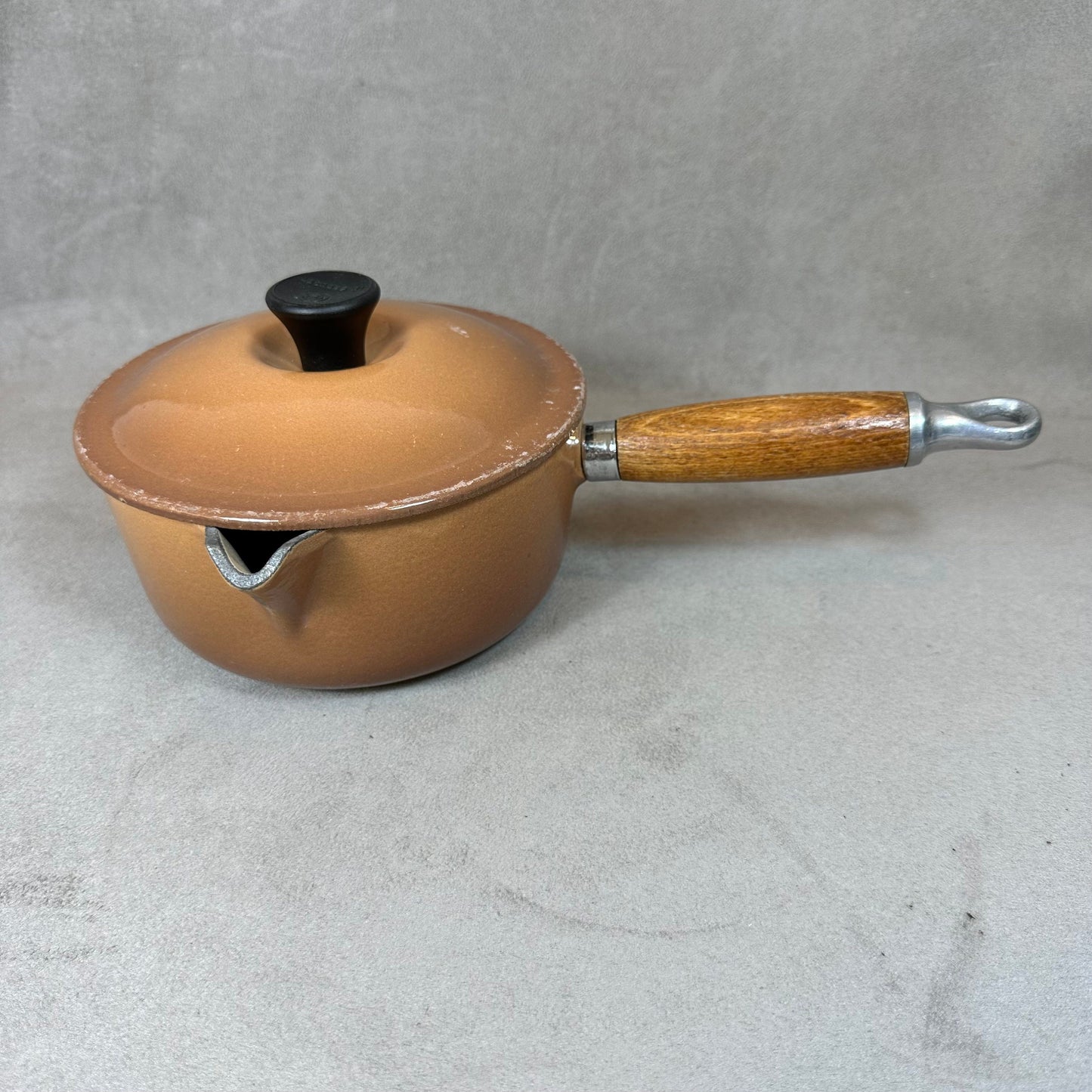 Vintage Le Creuset braun emaillierter Gusseisentopf mit Ausgießer und Holzgriff Vintage made in France 1970