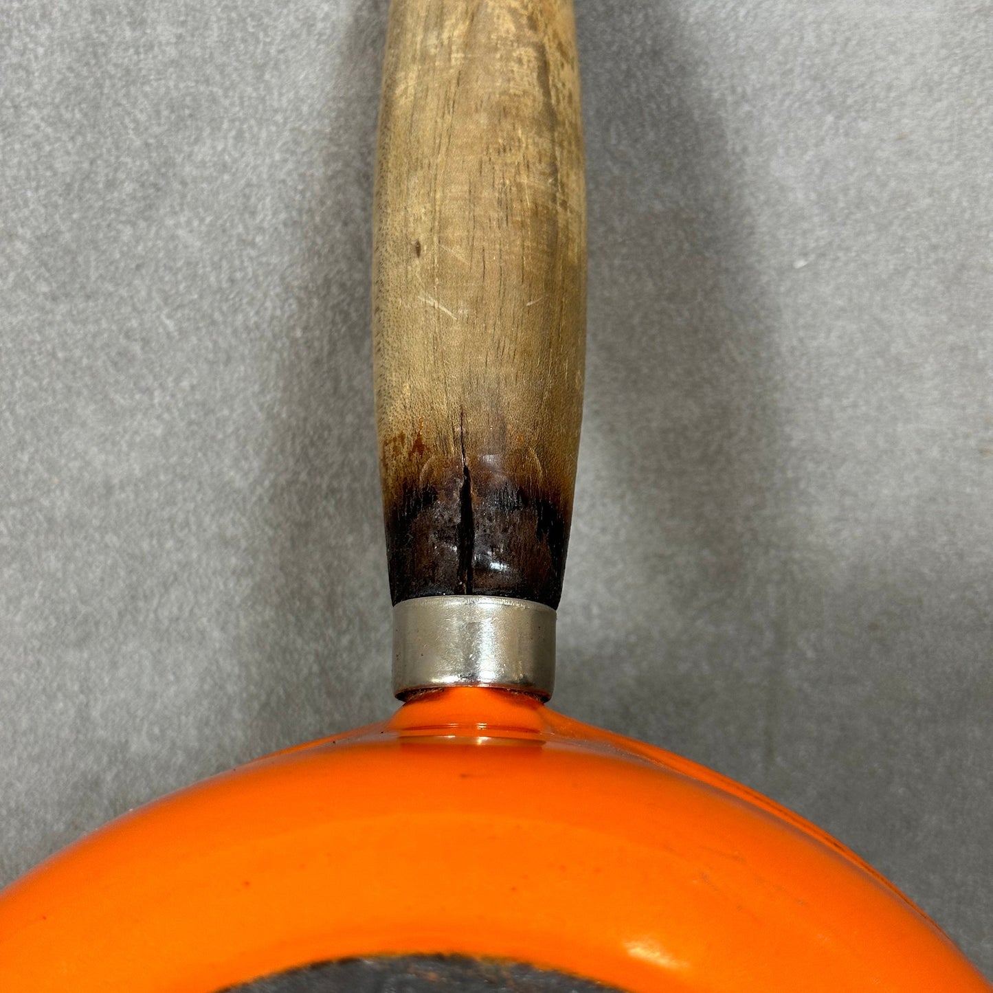 Vintage Le Creuset orange emaillierter Gusseisentopf mit Ausgießer und Holzgriff Vintage hergestellt in Frankreich 1970