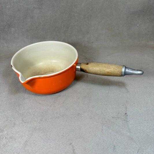 Vintage Le Creuset orange emaillierter Gusseisentopf mit Ausgießer und Holzgriff Vintage hergestellt in Frankreich 1970