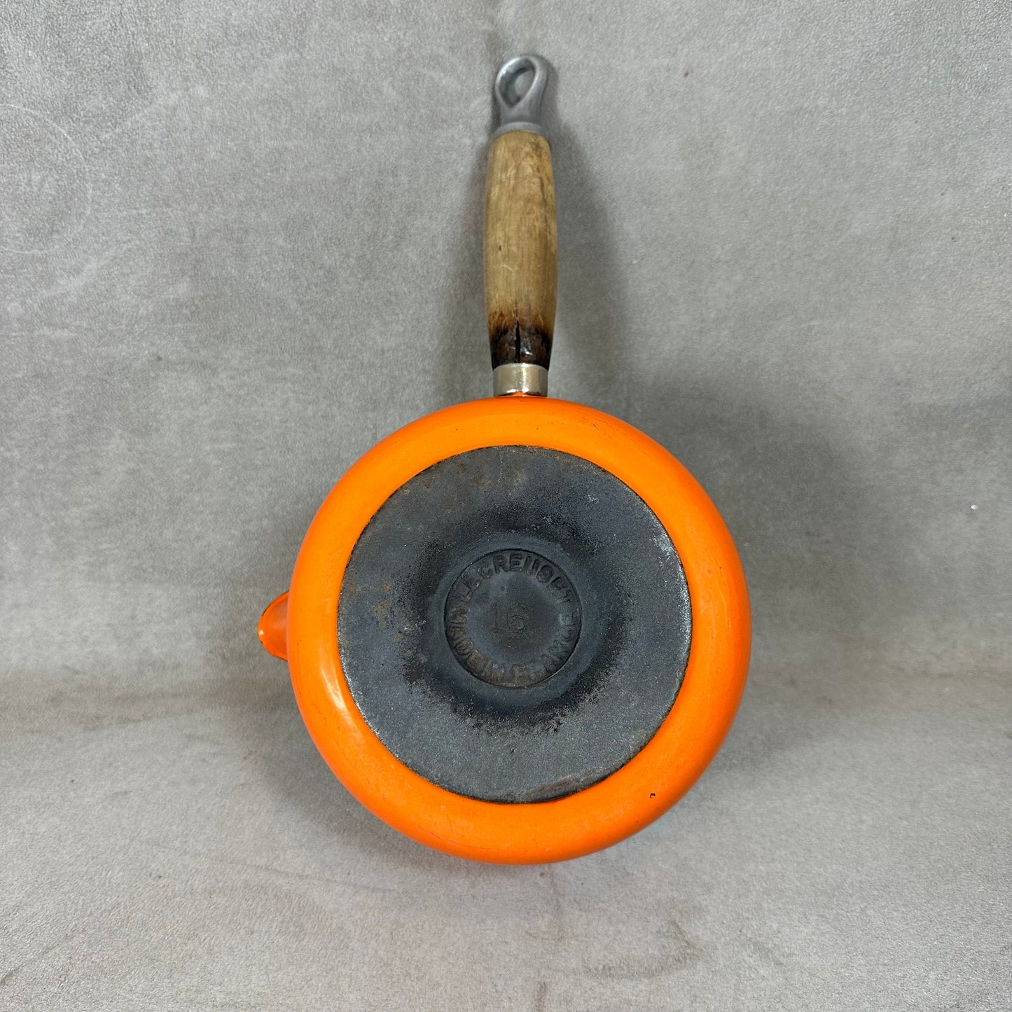 Vintage Le Creuset orange emaillierter Gusseisentopf mit Ausgießer und Holzgriff Vintage hergestellt in Frankreich 1970