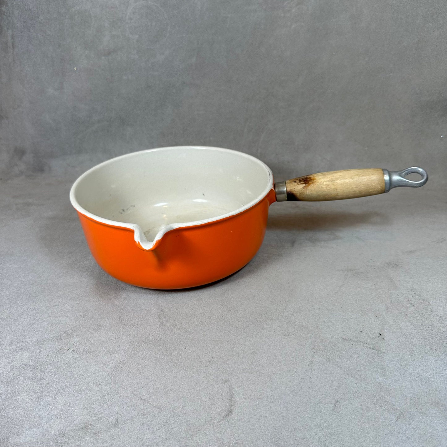 Casserole avec bec verseur vintage  Le Creuset orange en fonte émaillée et manche en bois  Vintage made in France 1970