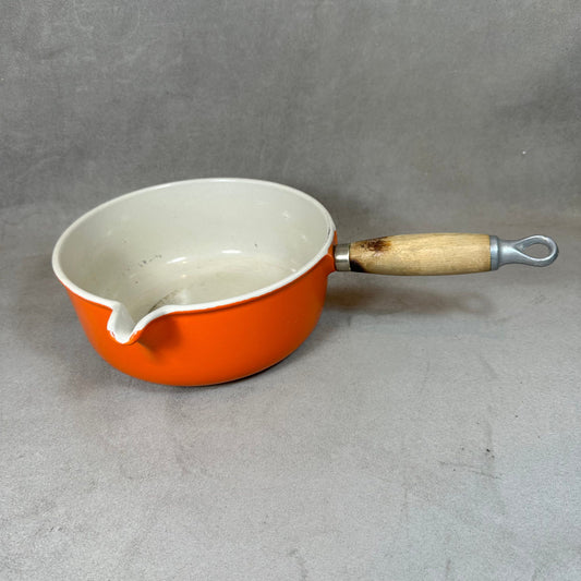 Vintage Le Creuset orange emaillierter Gusseisentopf mit Ausgießer und Holzgriff Vintage hergestellt in Frankreich 1970