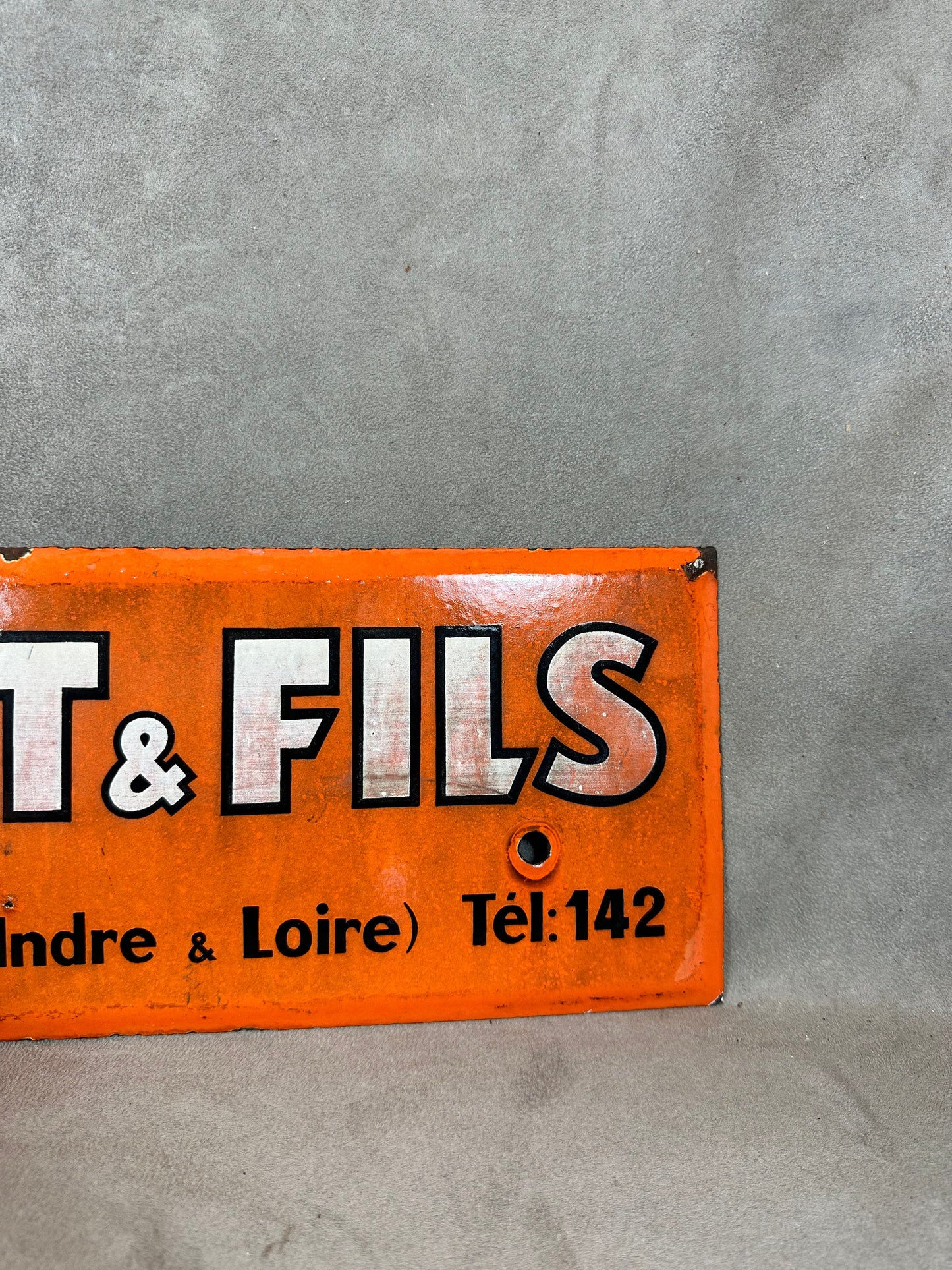 SELTENES Vintage-Schild aus orange emailliertem Blech von Barbot &amp; Fils. Hergestellt in Frankreich 1950