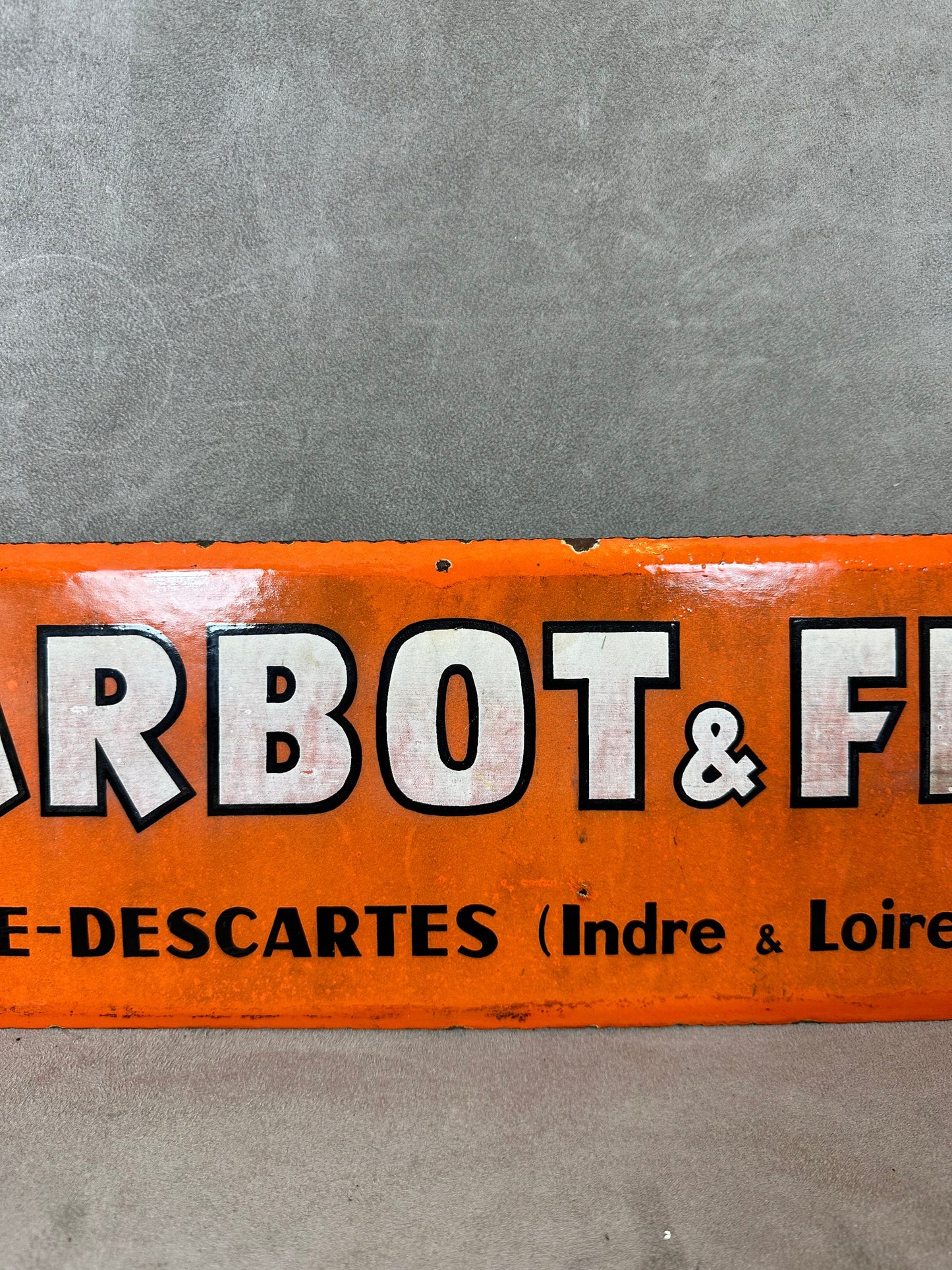 SELTENES Vintage-Schild aus orange emailliertem Blech von Barbot &amp; Fils. Hergestellt in Frankreich 1950