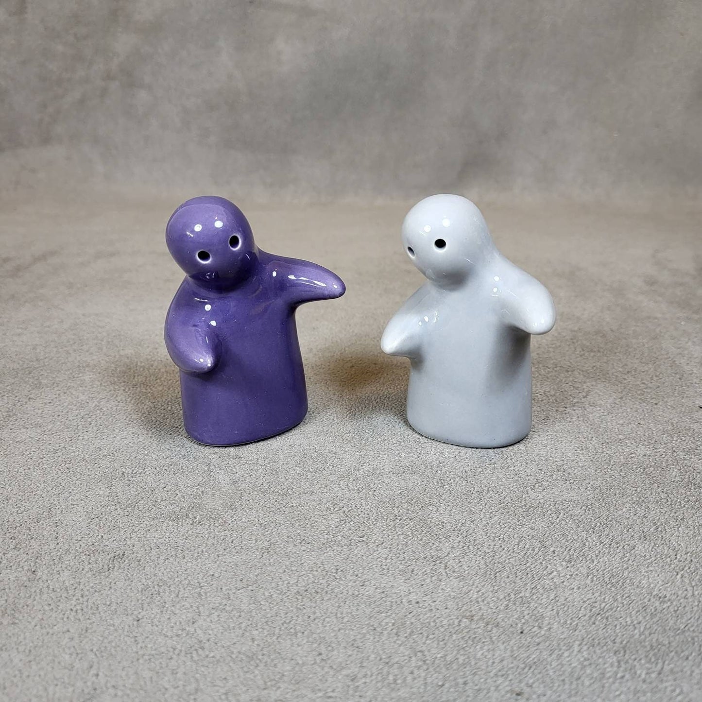 Salière et poivrier en céramique vintage "le couple qui s'enlace"